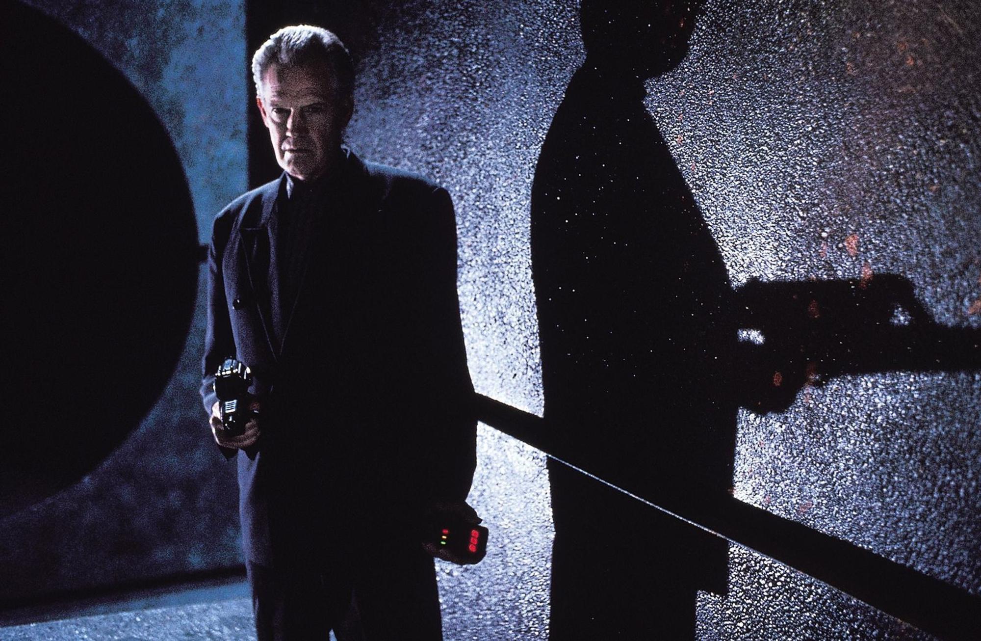 Dem Mars-Gouverneur Vilos Cohaagen (Ronny Cox) gefällt es ganz und gar nicht, dass der ehemalige Agent Douglas Quaid scheinbar immer mehr von seinen alten Erinnerungen zurückgewinnt. (Bild: 1990 STUDIOCANAL. All Rights Reserved.)