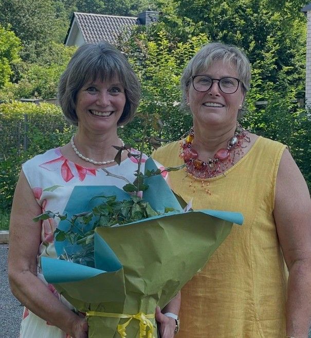 Kirsten Klamroth (links) übernimmt das Präsidentinnenamt des Zonta Clubs Leverkusen von Silke Waßmuth. Im Rahmen der Amtsübergabe erhielt sie die traditionelle gelbe Zonta-Rose.