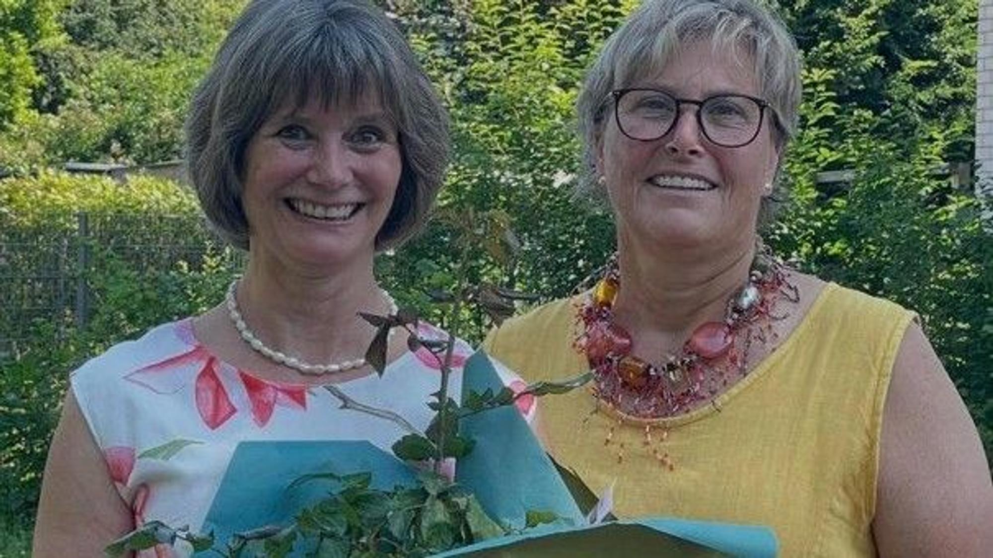 Kirsten Klamroth (links) übernimmt das Präsidentinnenamt des Zonta Clubs Leverkusen von Silke Waßmuth. Im Rahmen der Amtsübergabe erhielt sie die traditionelle gelbe Zonta-Rose.