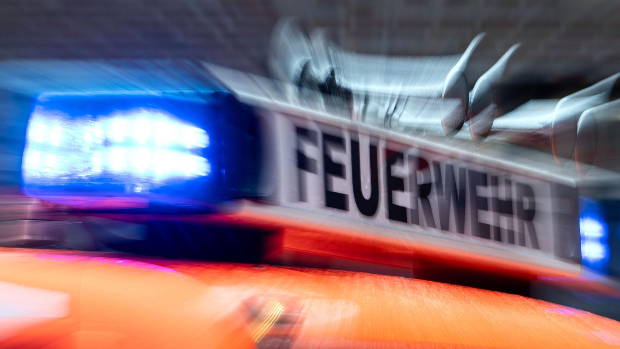 Ein Einsatzfahrzeug der Feuerwehr mit Blaulicht.