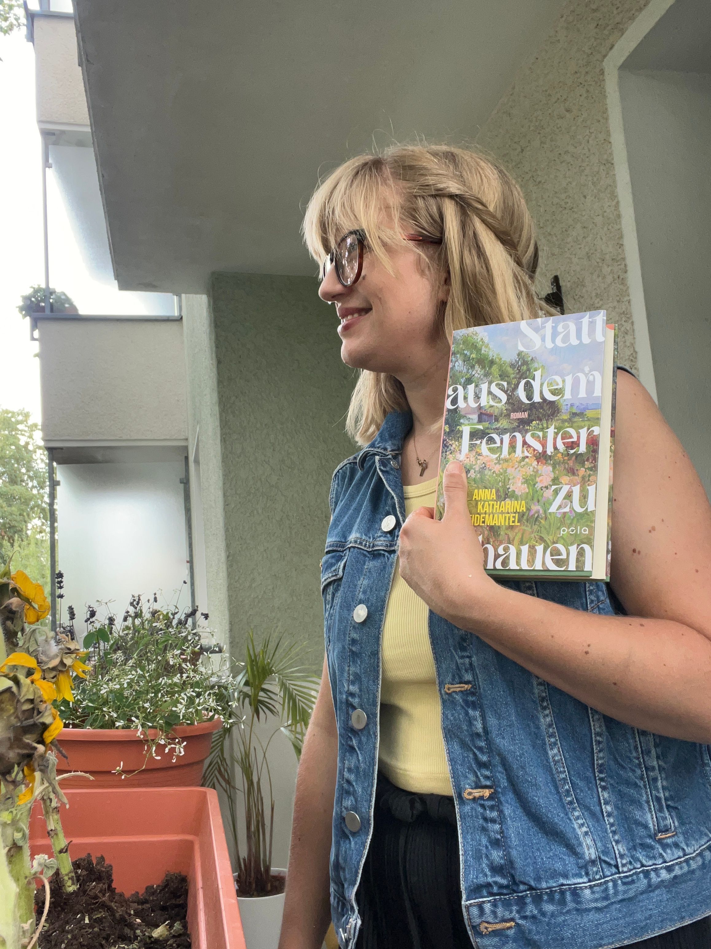 Luise Ritter auf ihrem Balkon