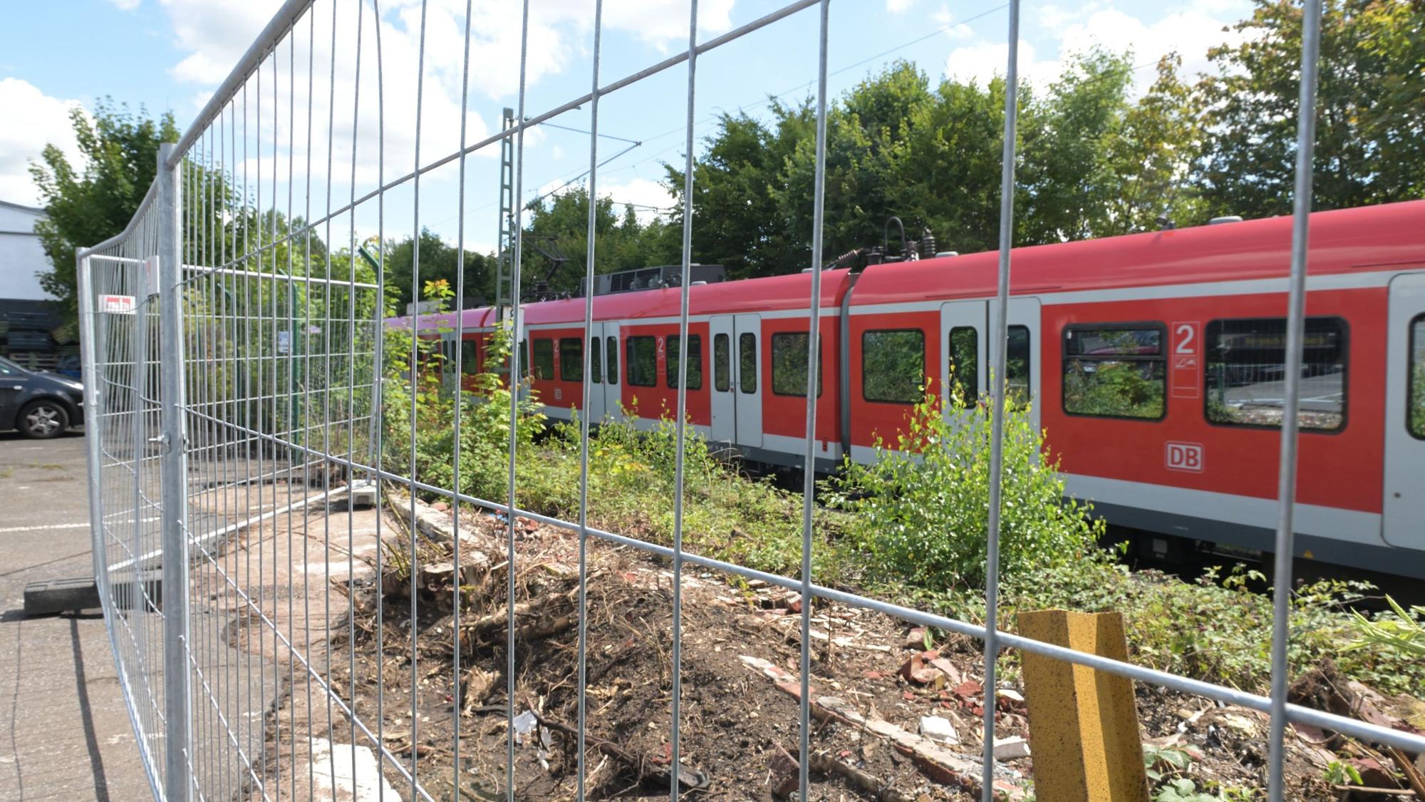 Das Foto zeigt eine S-Bahn am Gladbacher Gleisdreieck
