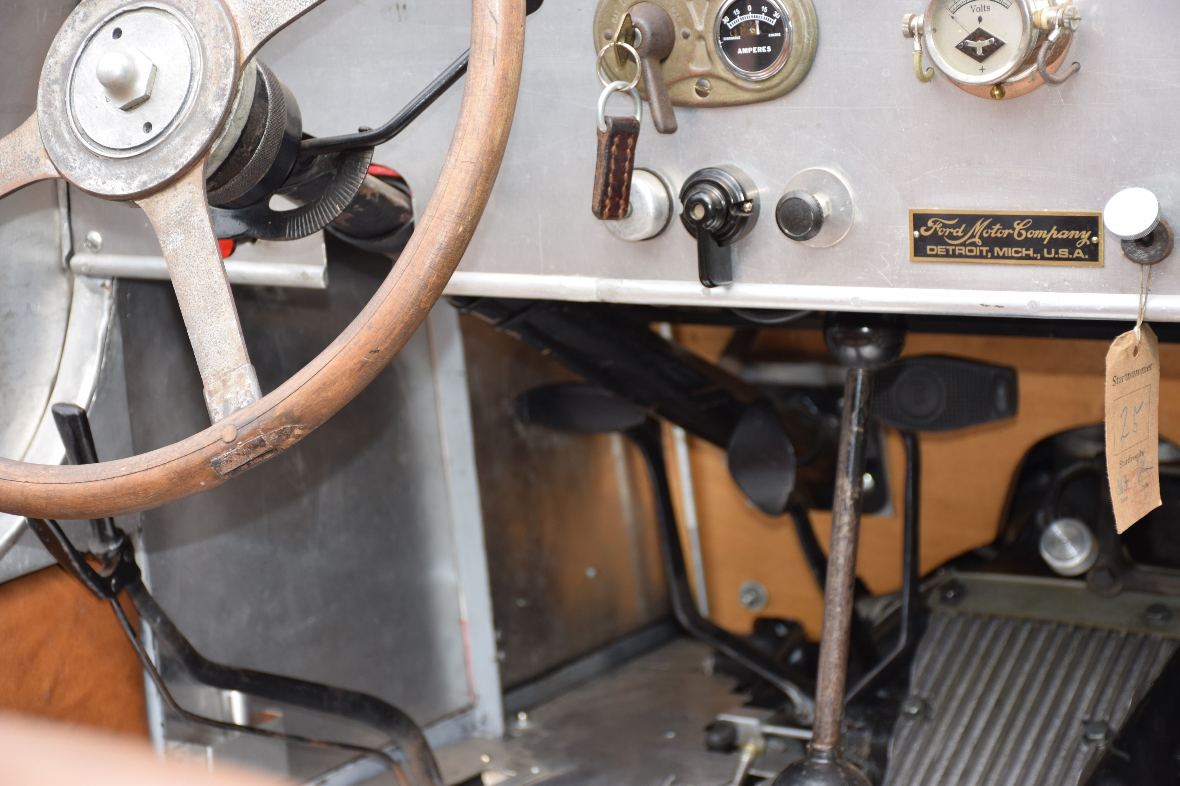 Blick aufs Cockpit des Ford-Rennwagens mit dem Holzlenkrad.