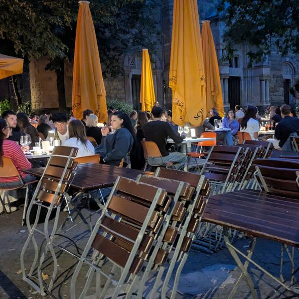 Während die Außengastronomie bei „Tante Kurt“ um 22 Uhr schließen muss, darf das „Hallmackenreuther“ direkt daneben noch zwei Stunden länger geöffnet bleiben.