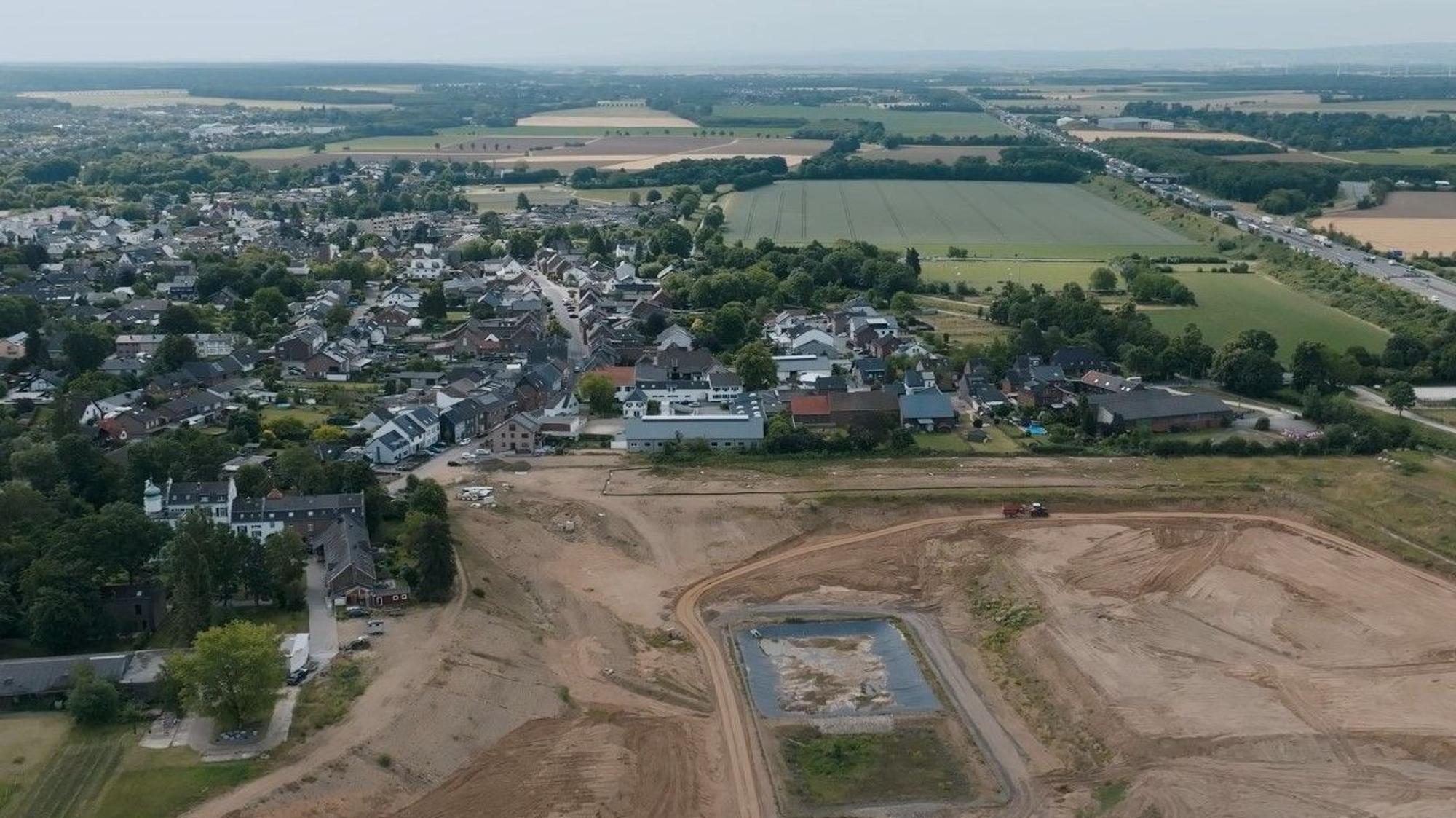 Zu sehen ist die ehemalige Kiesgrube in Erftstadt-Blessem von oben.