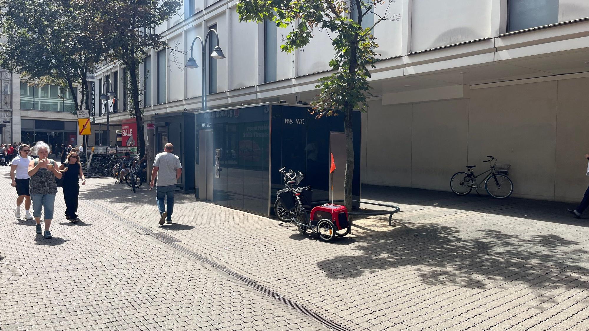 Rechts das Toilettenhäuschen in der Krebsgasse, links der Container für die Wachleute.