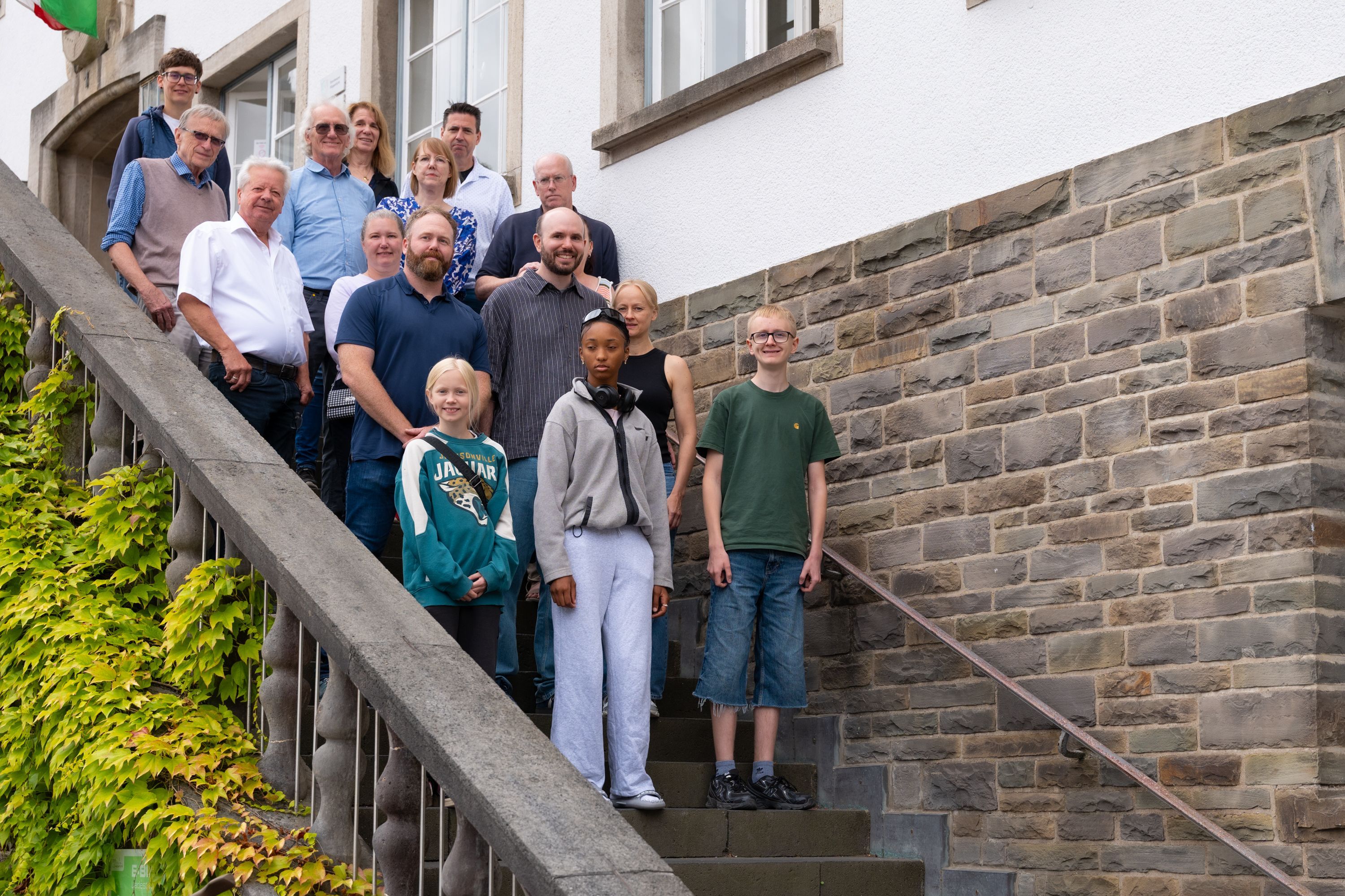 Das Foto zeigt eine Gruppe von Menschen auf der Treppe vor dem Wipperfürther Rathaus.