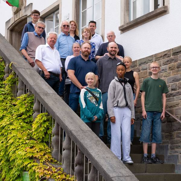 Das Foto zeigt eine Gruppe von Menschen auf der Treppe vor dem Wipperfürther Rathaus.