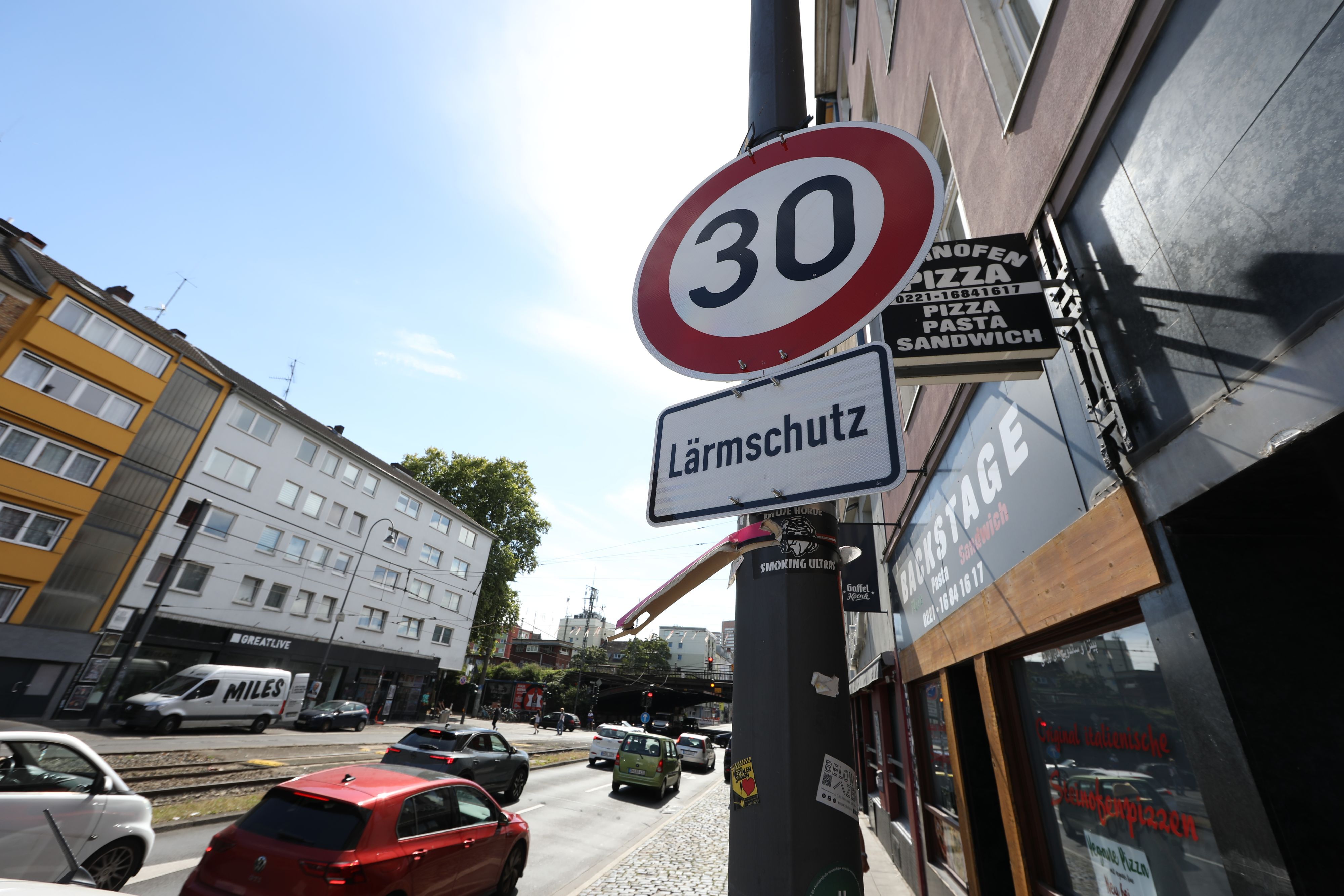 Die Stadt Köln hat auf der Luxemburger Straße in beiden Fahrtrichtungen die Höchstgeschwindigkeit auf 30 Kilometer pro Stunde reduziert.