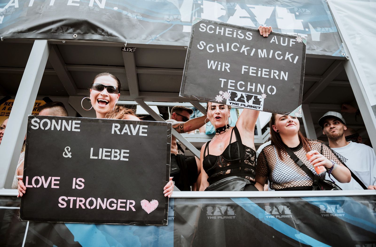 Feiern wie in den 90-ern? Ein Umzugswagen von „Rave The Planet“ rollt durchs Berlin des Jahres 2024. (Bild:  rbb/Nenad Blazin BN.pctrs)