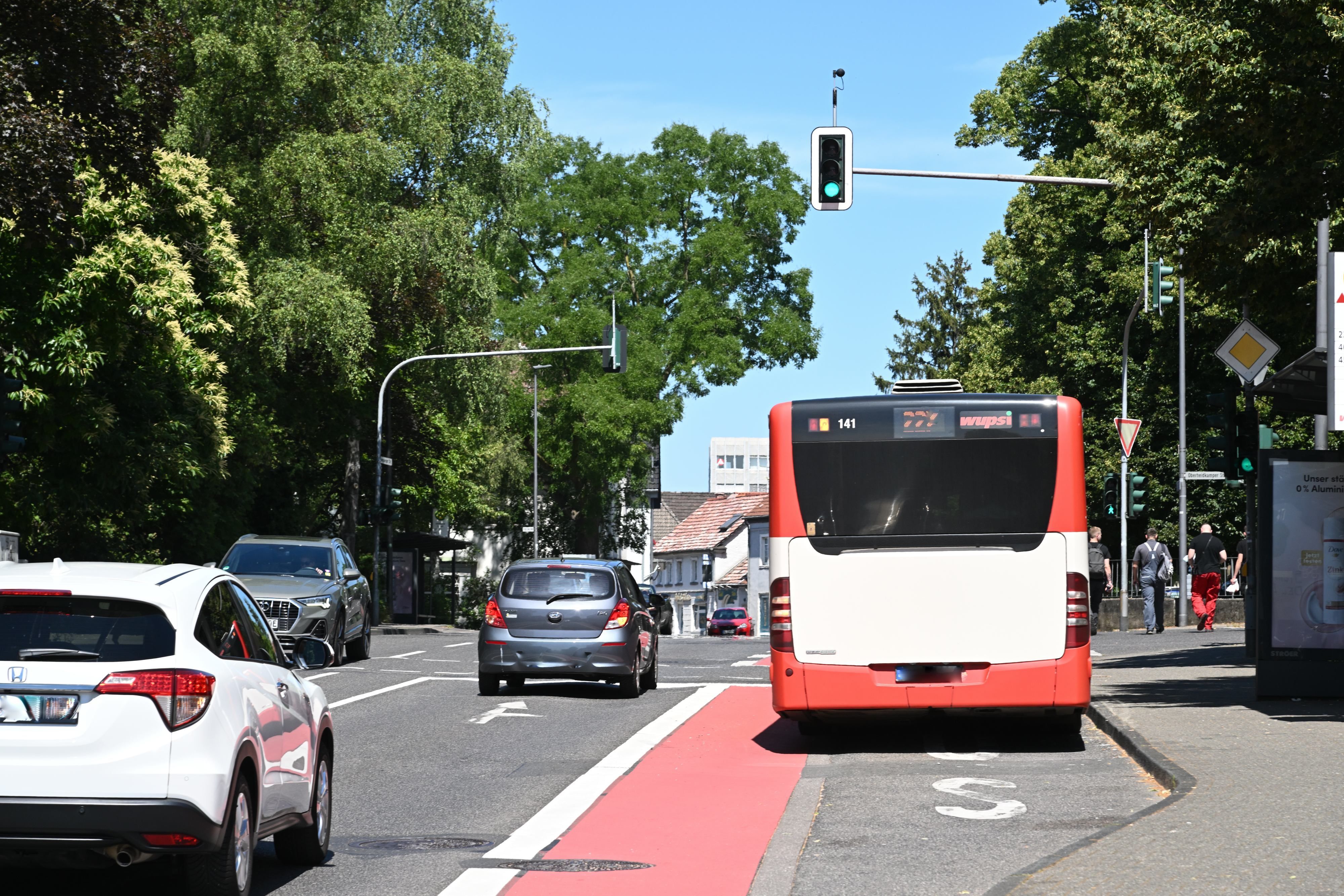 Das Foto zeigt einen Linienbus in einer Busbucht