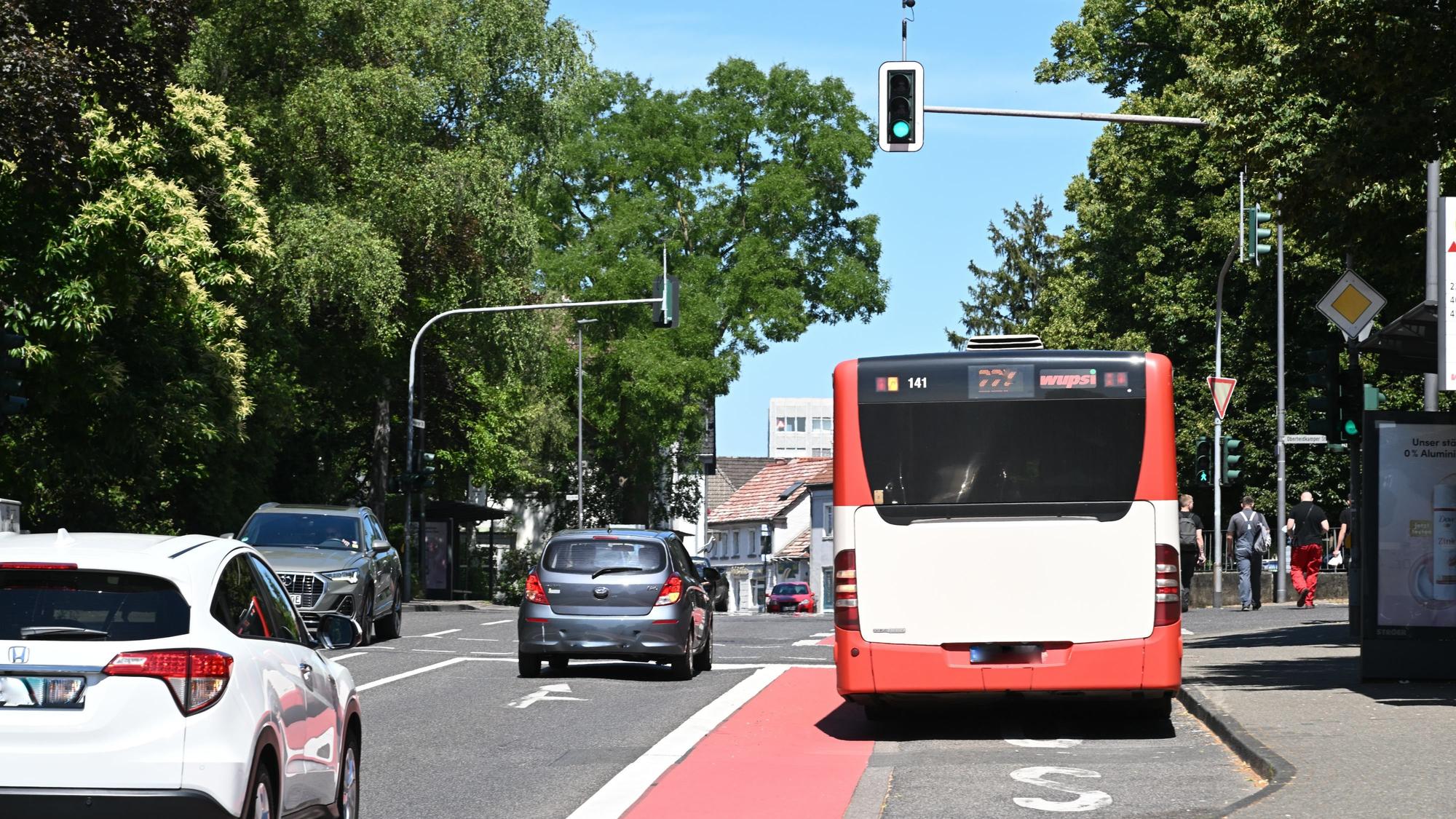 Das Foto zeigt einen Linienbus in einer Busbucht