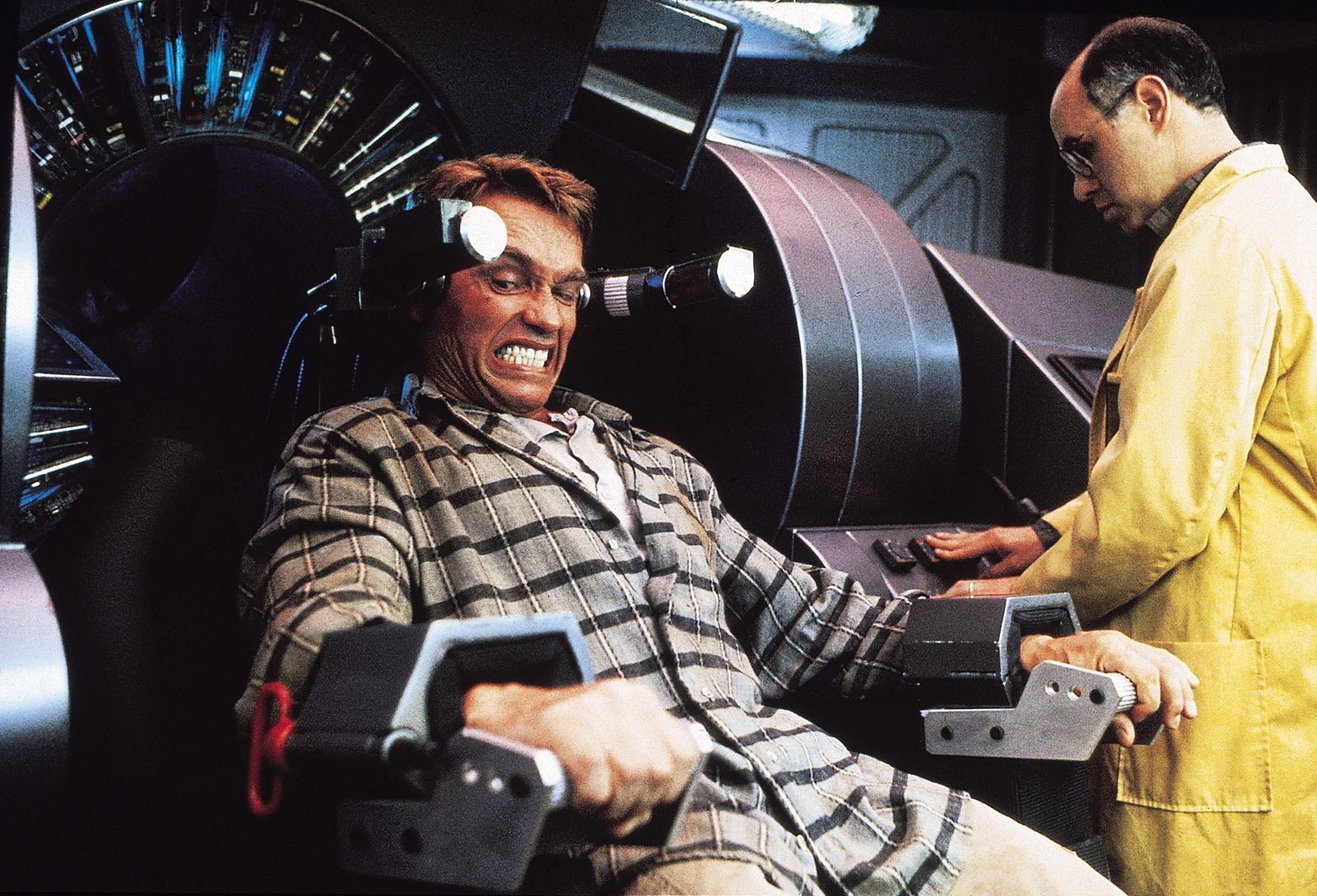 Ein Techniker (Frank Kopyc) implantiert falsche Erinnerungen in Dougs (Arnold Schwarzenegger, links) Gedächtnis.  (Bild: 1990 STUDIOCANAL. All Rights Reserved.)