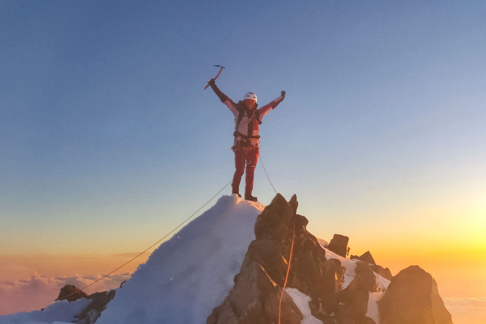Laura Dahlmeier auf einem Vor-Gipfel des Montblanc: Die Ex-Biathletin war rasend schnell in die Bergsteiger-Elite aufgestiegen. (Bild: Servus TV / Timeline Production)