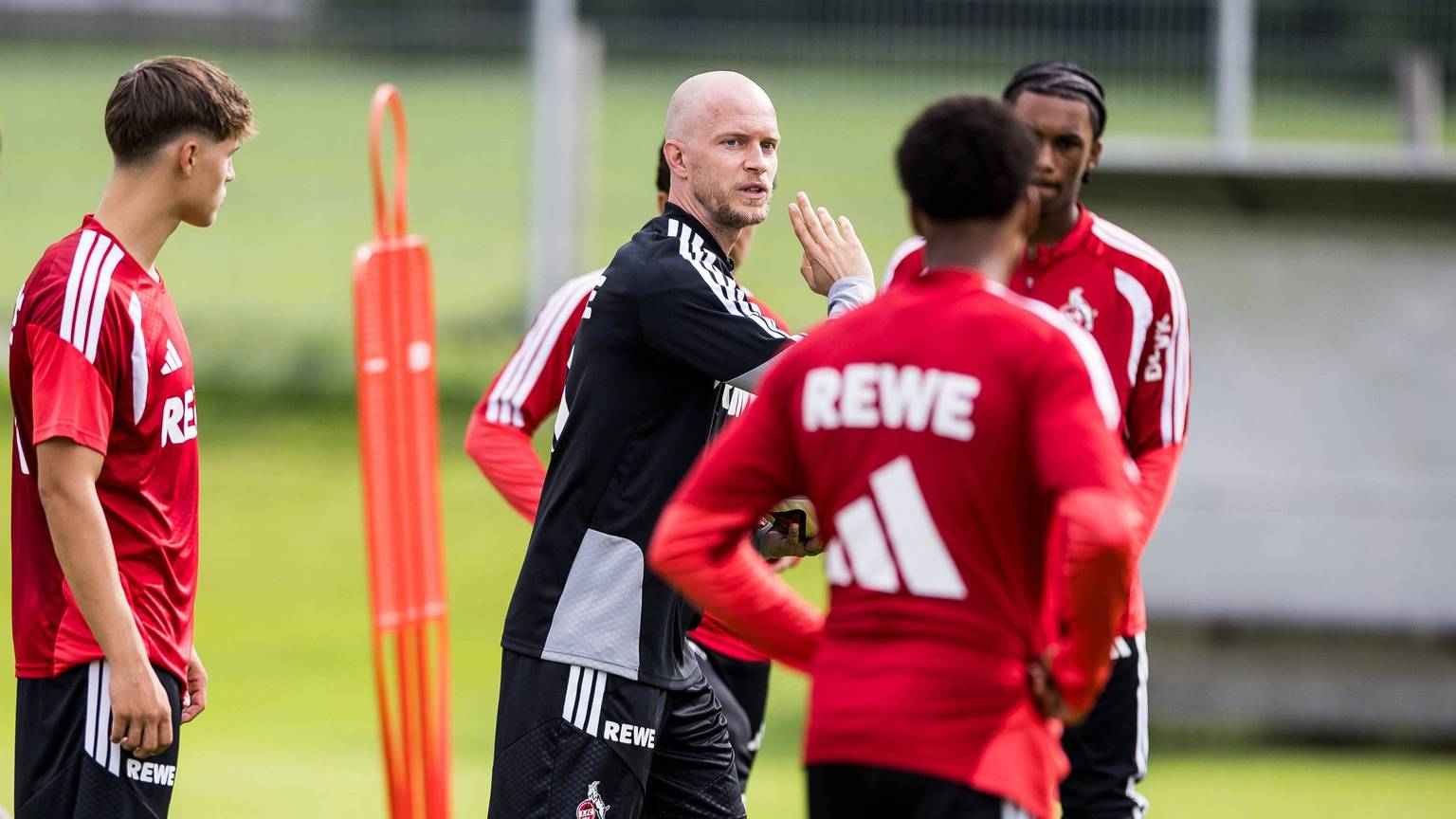 Beim 1. FC Köln stehen René Wagner und seine Spieler im Trainingslager auf dem Platz.