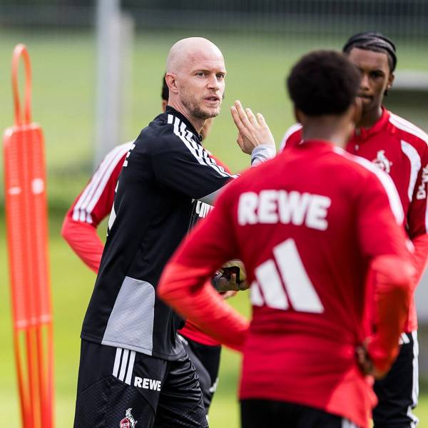 Beim 1. FC Köln stehen René Wagner und seine Spieler im Trainingslager auf dem Platz.