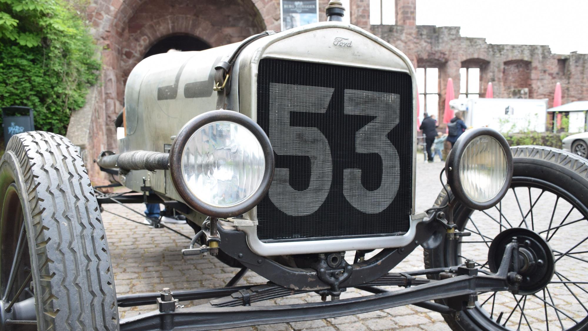 Der Nachbau des Fords mit der Startnummer 53 von vorne.