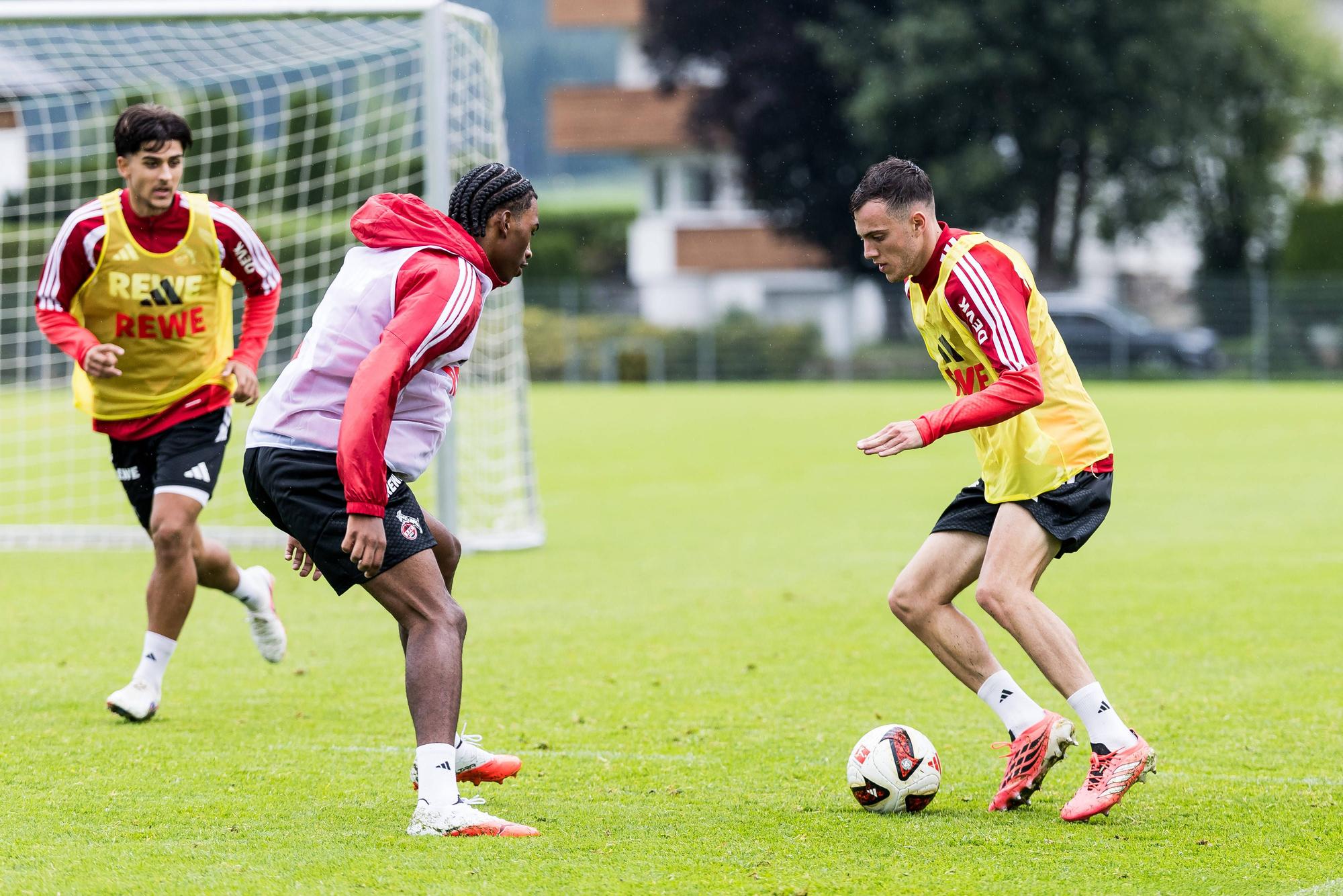 Paul Okon-Engstler (r.) im Eins-gegen-Eins mit Reigan Heskey