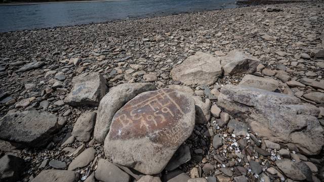 Am Rhein Niedrigwasser, Hungersteine. Bild: Ralf Krieger