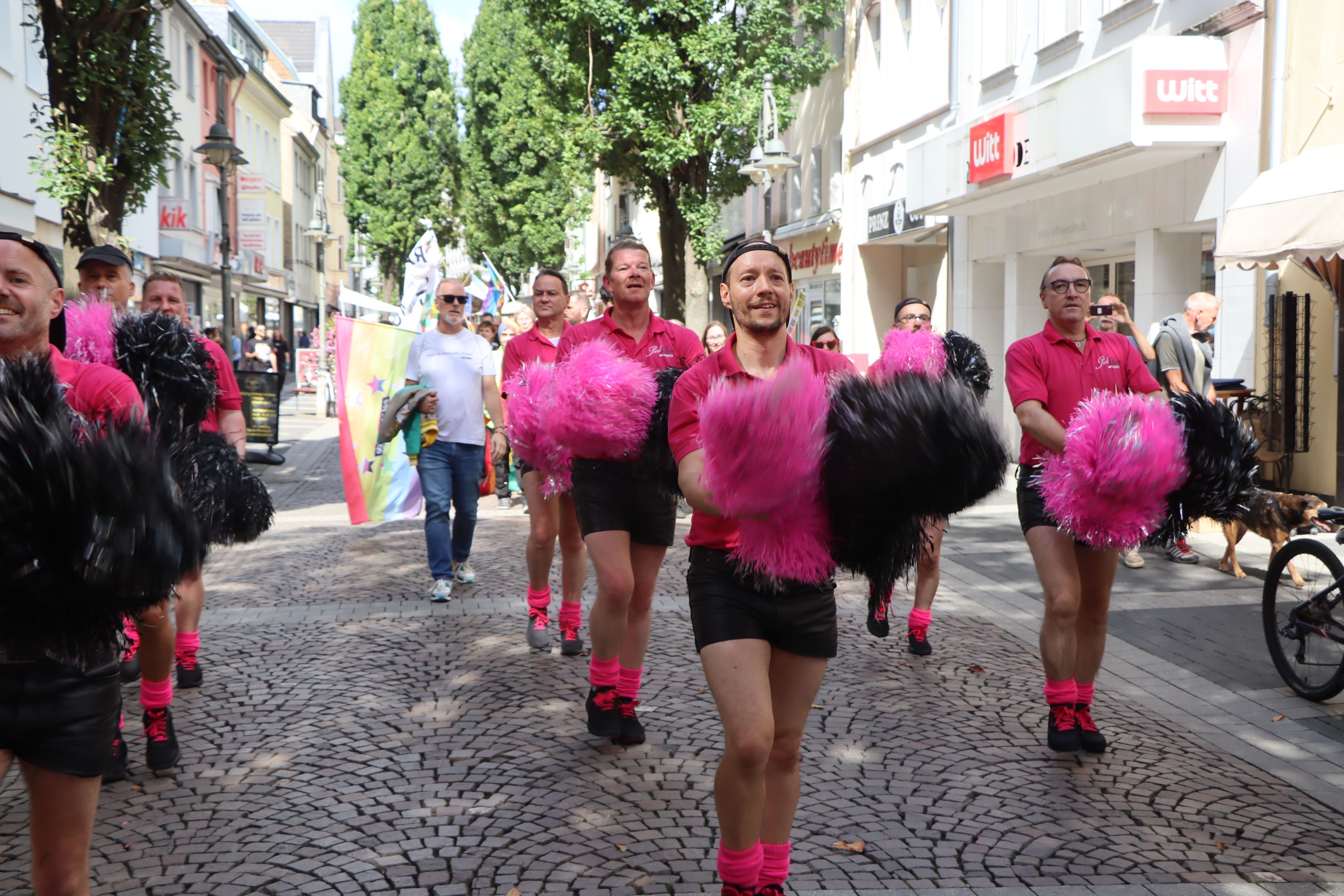 Zu sehen sind Demonstrationsteilnehmer in buntem Outfit.