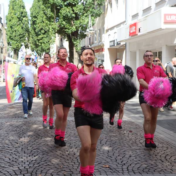 Zu sehen sind Demonstrationsteilnehmer in buntem Outfit.