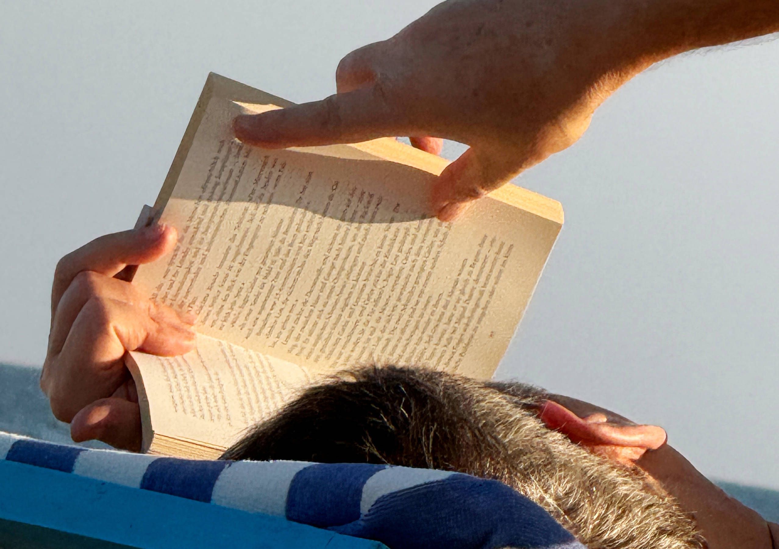 Lesender am Strand