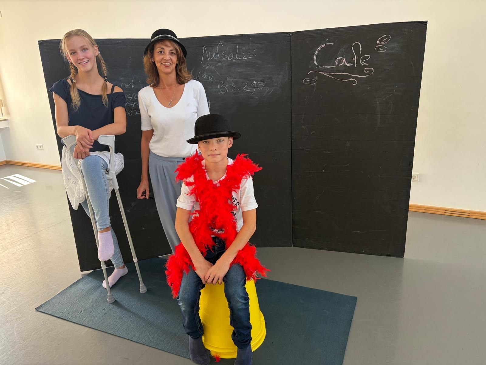 Mit Fantasie und Mut auf der Bühne: Svenja und Benjamin beim Theaterworkshop von Anna Stahl.