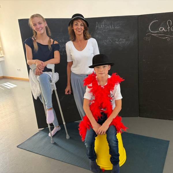 Mit Fantasie und Mut auf der Bühne: Svenja und Benjamin beim Theaterworkshop von Anna Stahl.