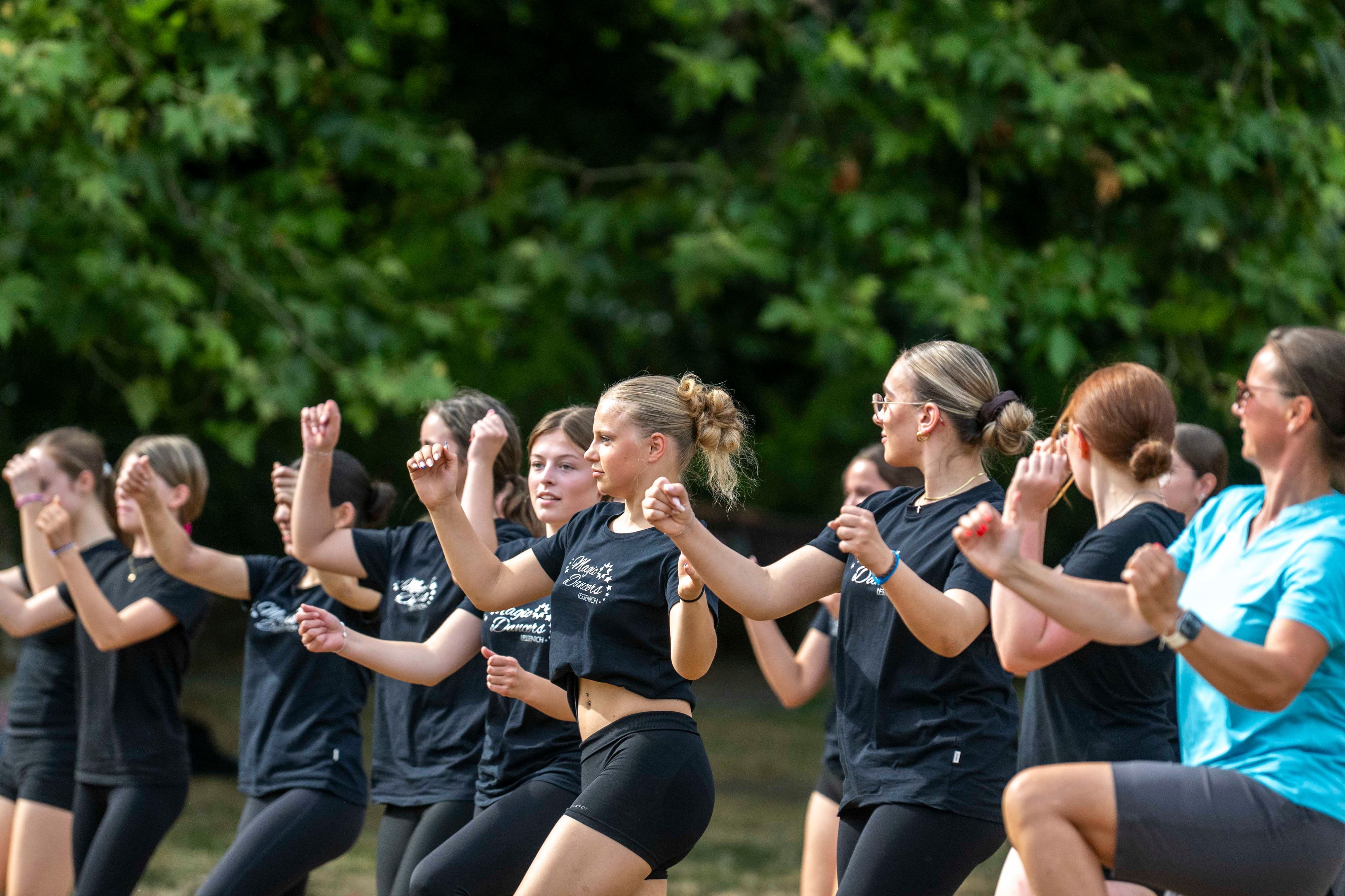 Das Bild zeigt einige Mitglieder das Tanzsportgruppe im Ruhrpark.