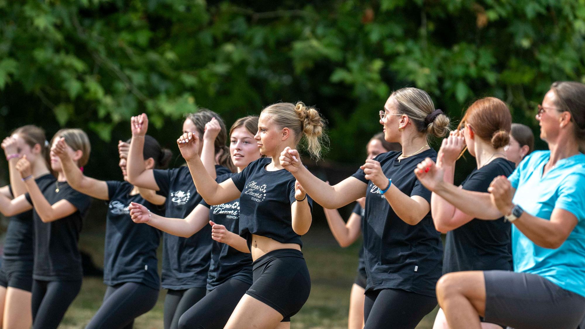 Das Bild zeigt einige Mitglieder das Tanzsportgruppe im Ruhrpark.