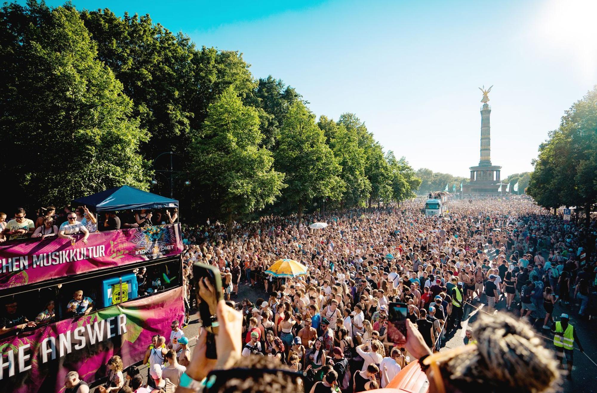 Einst war Techno eine Sub- und Popkultur, zu der Millionen Menschen gemeinsam feierten. Doch können ihre Musik und ihr Lifestyle heute noch mal wiederbelebt werden, in einer Zeit, die geprägt ist von Konflikten, Ausgrenzung und dem Verschwinden gemeinsamer kultureller Räume? (Bild: rbb/shotbystanley)