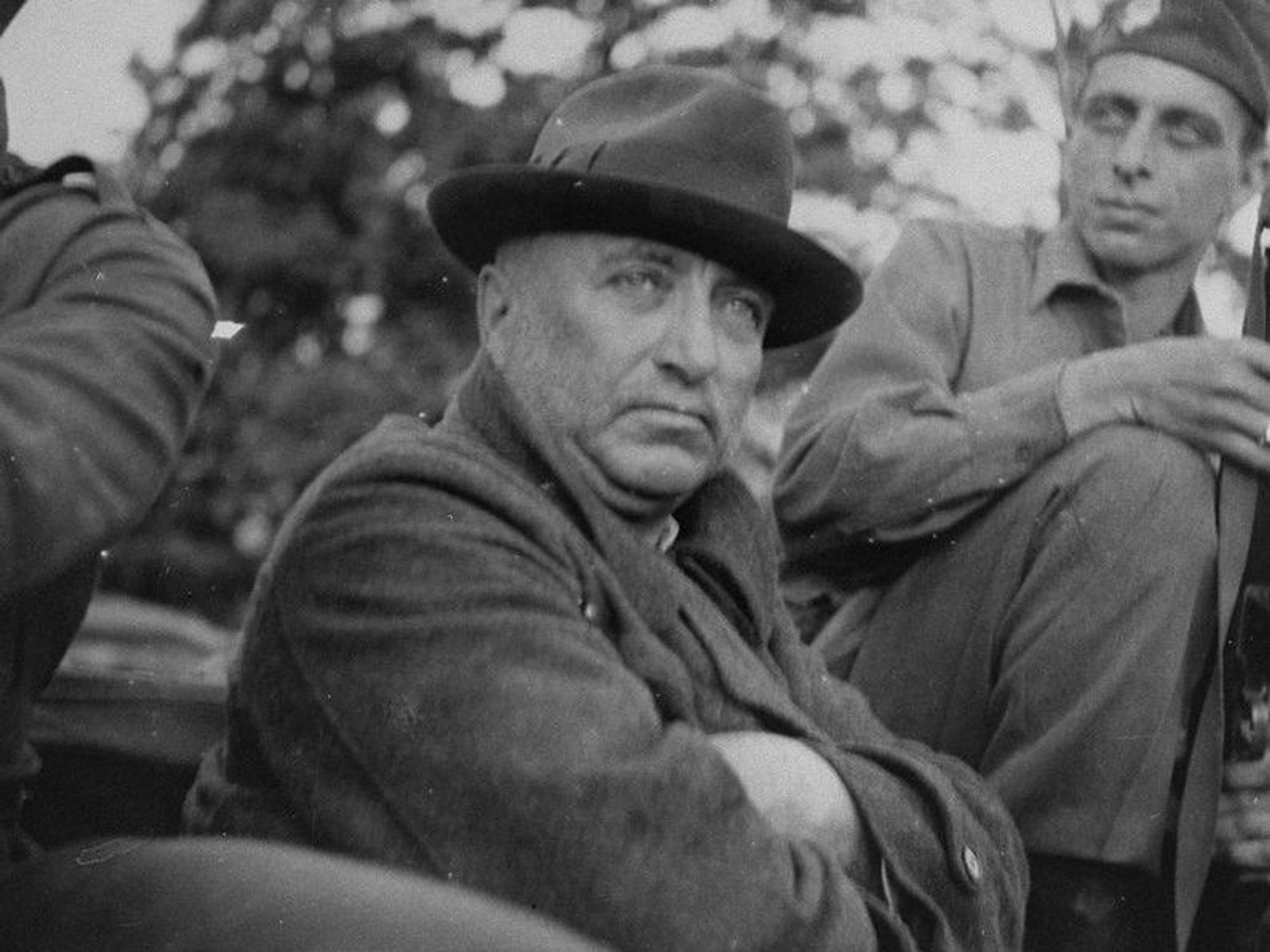 Robert Ley nach seiner Festnahme 1945 durch Truppen der Alliierten.