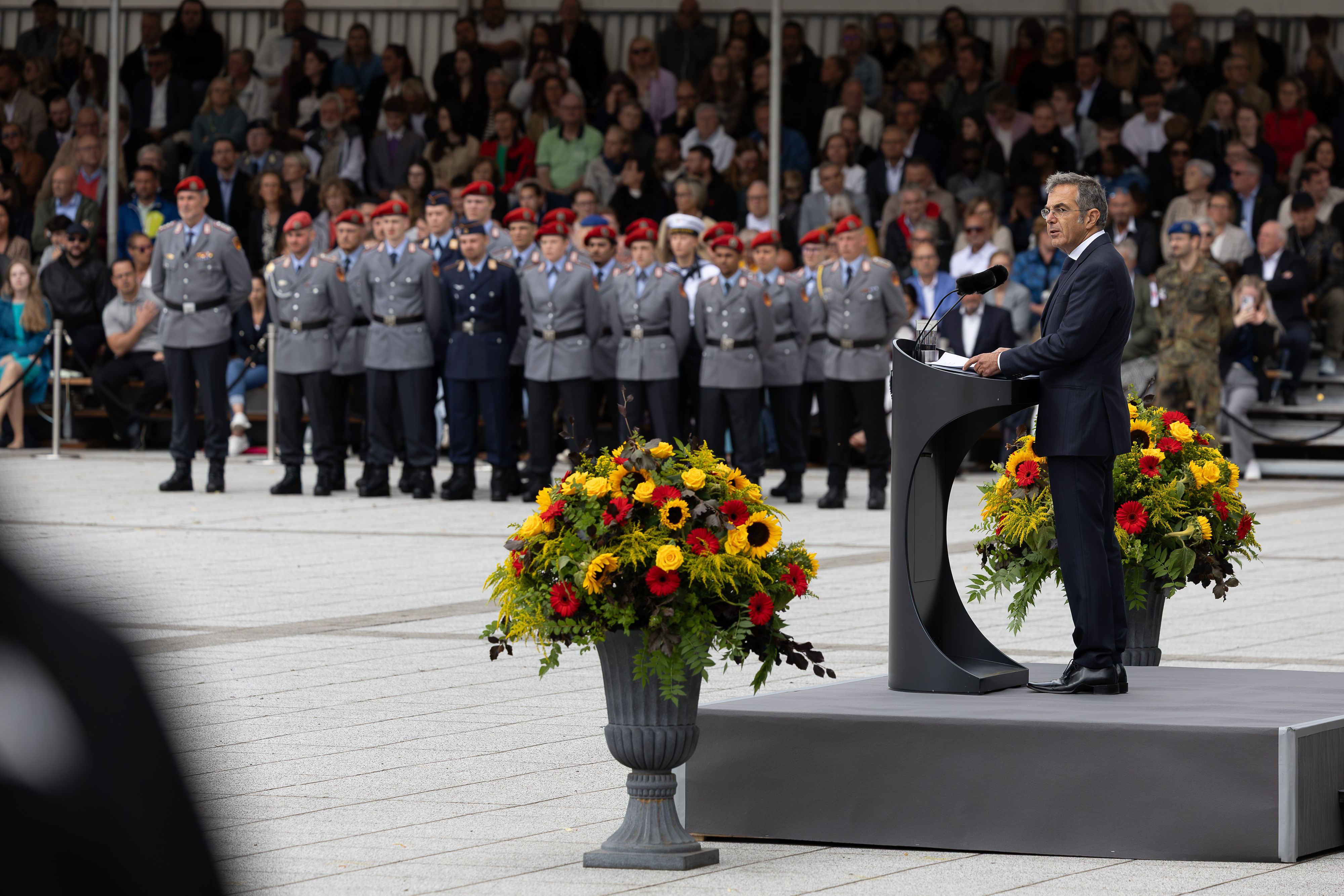 Der Kölner Schriftsteller Navid Kermani spricht beim Feierlichen Gelöbnis von Soldatinnen und Soldaten der Bundeswehr am 20. Juli 2026 im Bendlerblock Berlin.