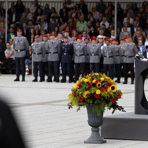 Der Kölner Schriftsteller Navid Kermani spricht beim Feierlichen Gelöbnis von Soldatinnen und Soldaten der Bundeswehr am 20. Juli 2026 im Bendlerblock Berlin.