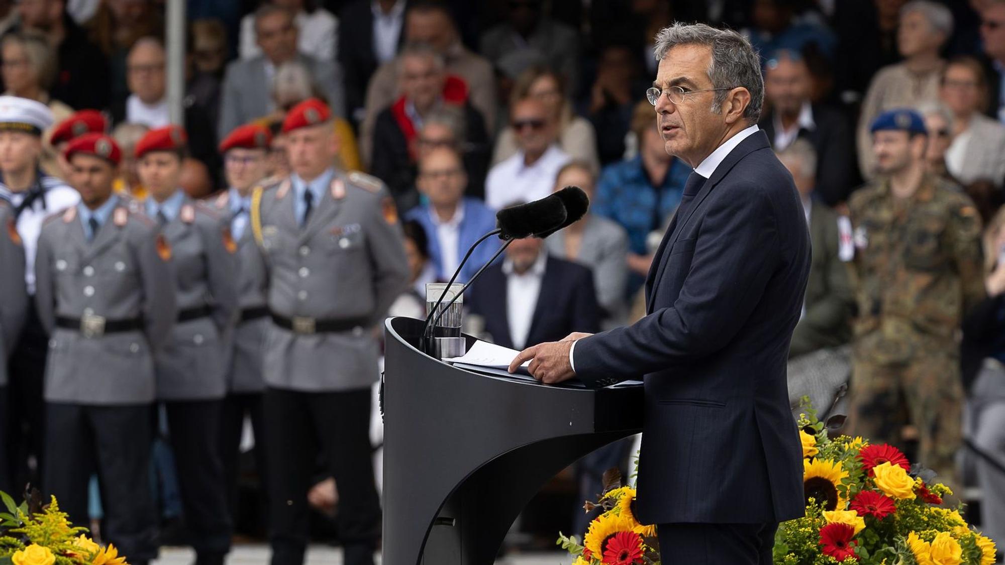 Der Kölner Schriftsteller Navid Kermani spricht beim Feierlichen Gelöbnis von Soldatinnen und Soldaten der Bundeswehr am 20. Juli 2026 im Bendlerblock Berlin.
