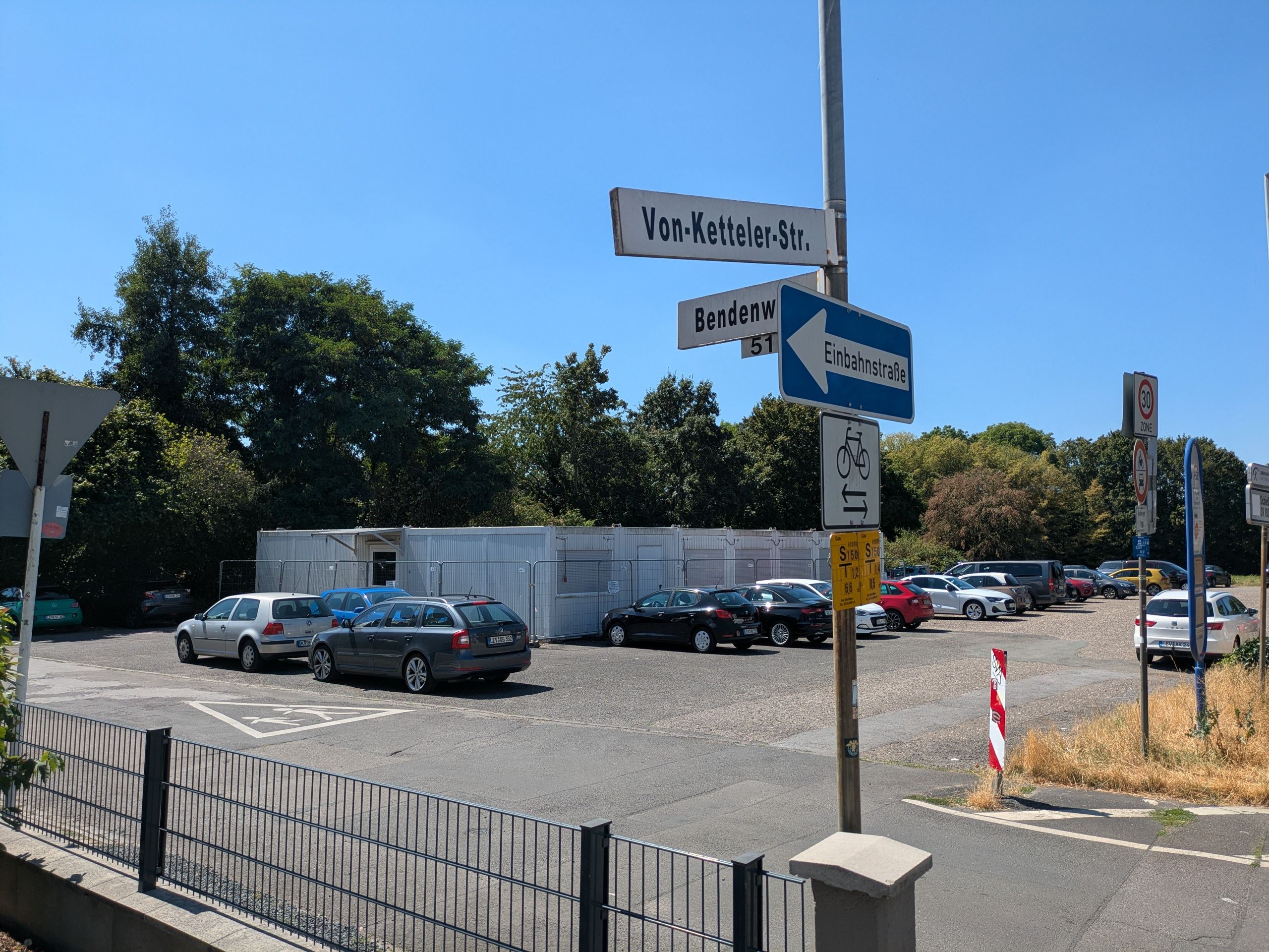 Auf dem Parkplatz An den Benden soll die Feuerwehr provisorisch in Containern unterkommen.
