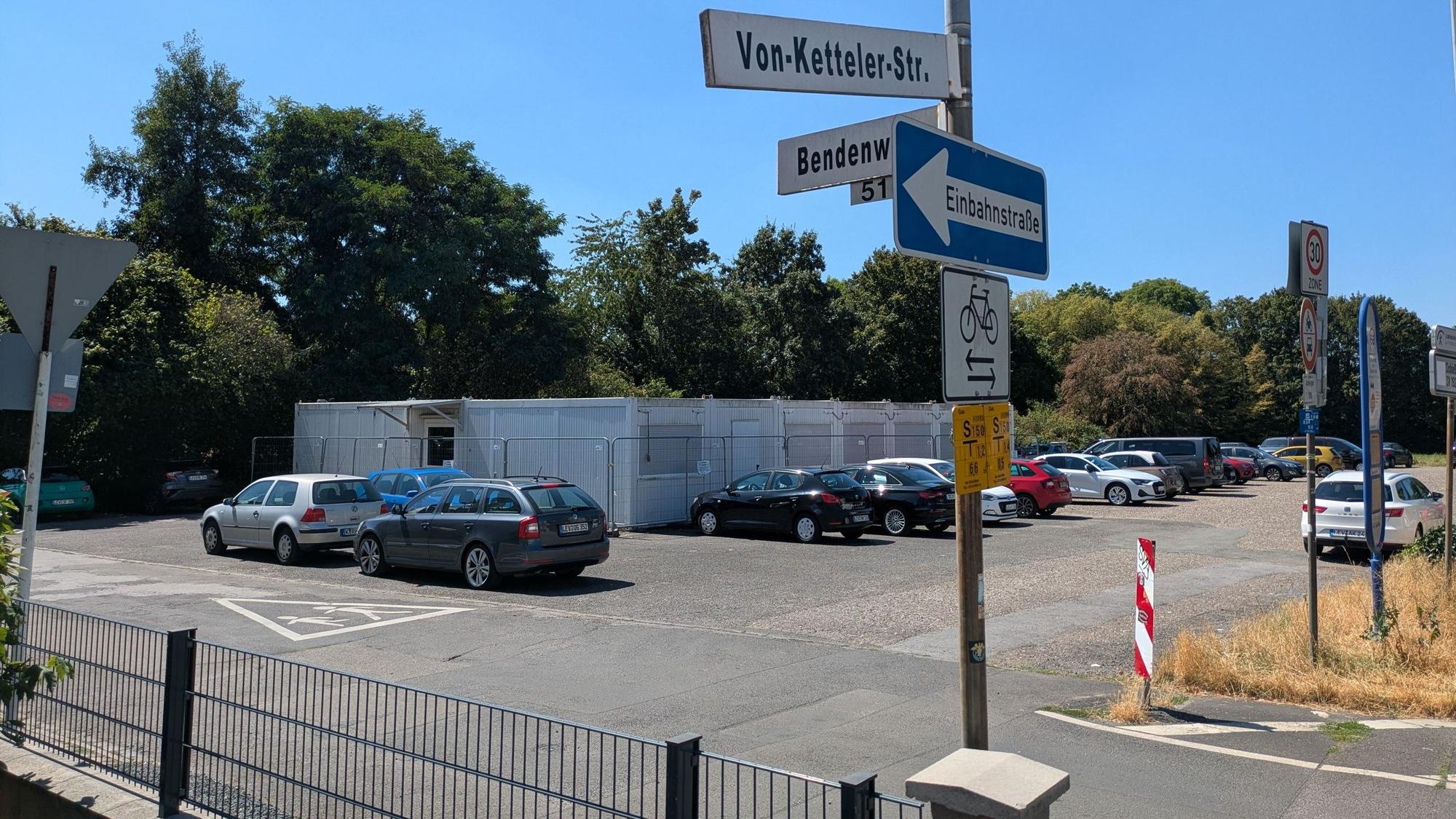 Auf dem Parkplatz An den Benden soll die Feuerwehr provisorisch in Containern unterkommen.