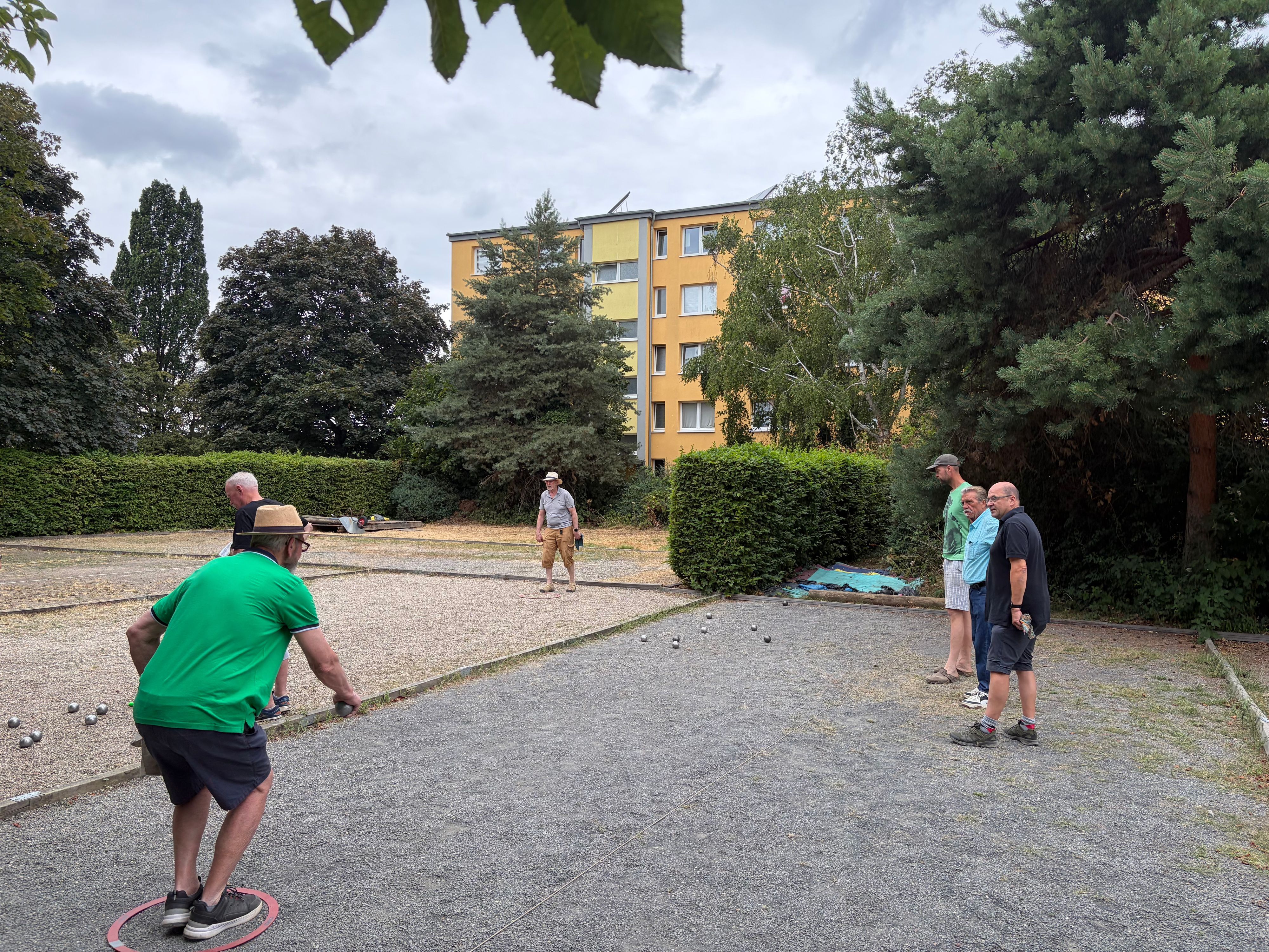 Möglichst nah ans Schweinchen ist die Devise beim Boule.
