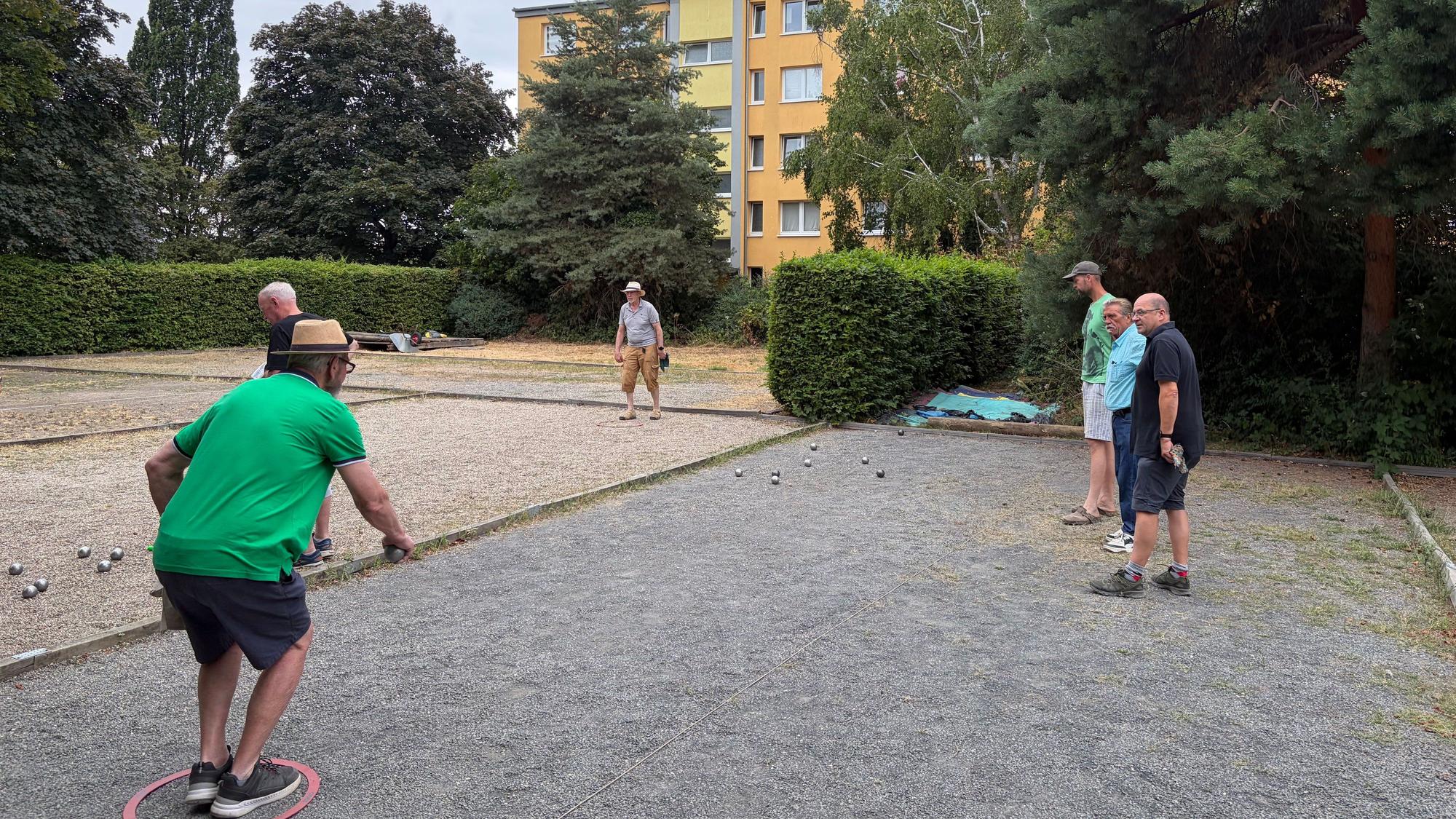 Möglichst nah ans Schweinchen ist die Devise beim Boule.