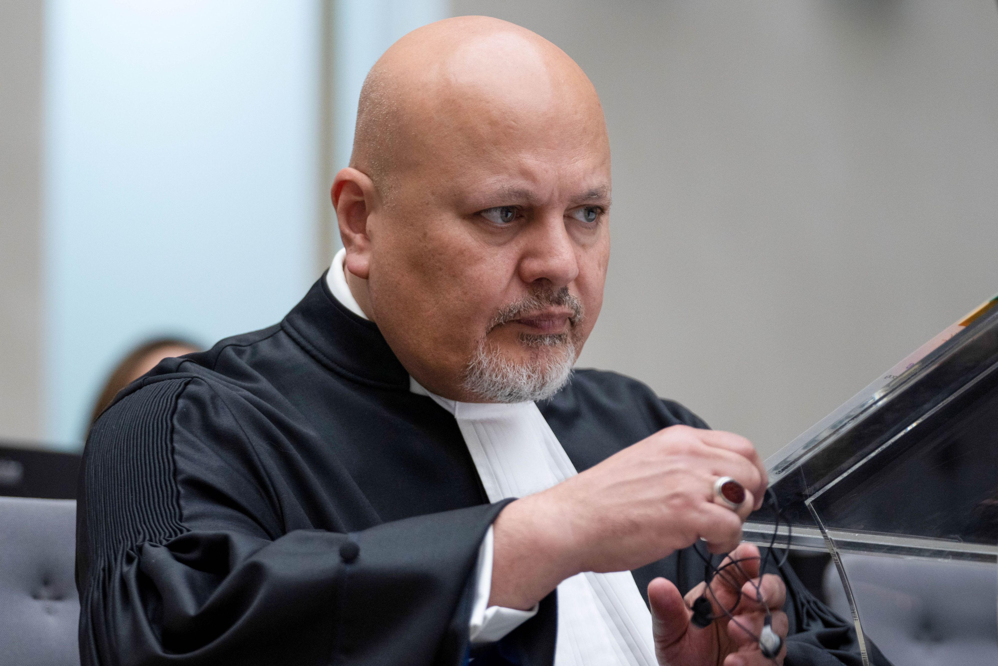 ARCHIV - 26.09.2022, Niederlande, Den Haag: Staatsanwalt Karim Khan, Chefankläger des Internationalen Strafgerichtshofes, sitzt im Gerichtssaal des Weltstrafgerichts. (zu dpa: «Kreise: Chefankläger des Weltstrafgerichts entlassen») Foto: Peter Dejong/AP/dpa +++ dpa-Bildfunk +++