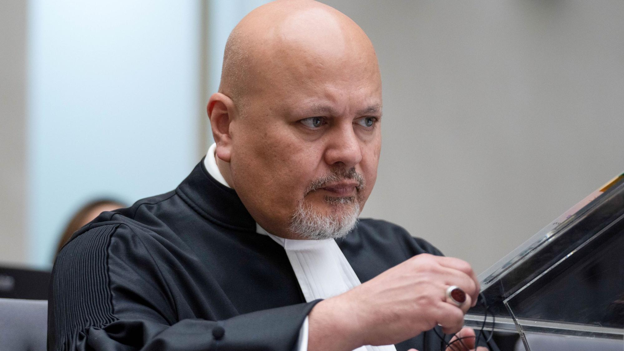 ARCHIV - 26.09.2022, Niederlande, Den Haag: Staatsanwalt Karim Khan, Chefankläger des Internationalen Strafgerichtshofes, sitzt im Gerichtssaal des Weltstrafgerichts. (zu dpa: «Kreise: Chefankläger des Weltstrafgerichts entlassen») Foto: Peter Dejong/AP/dpa +++ dpa-Bildfunk +++