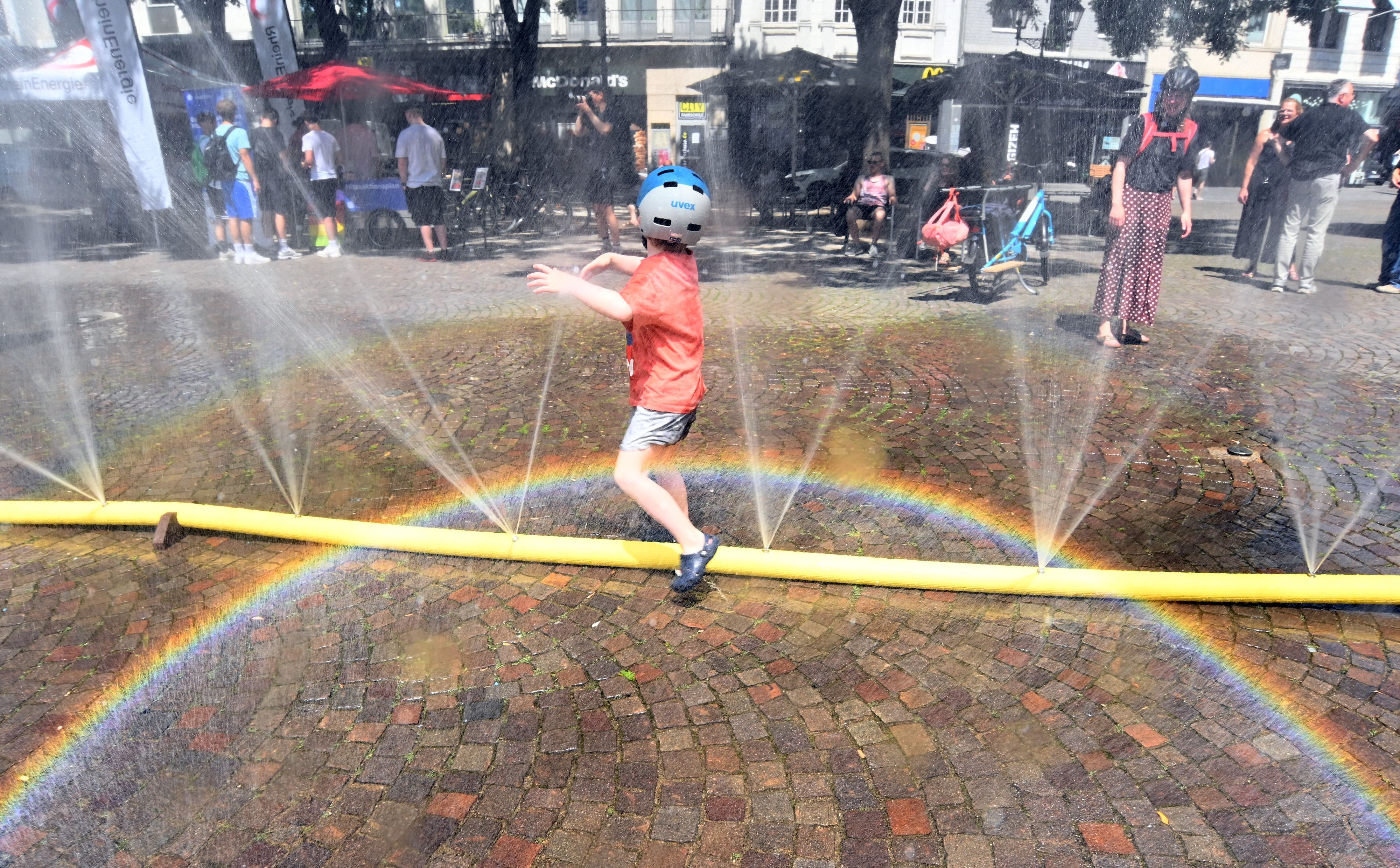 Mit dem Projekt „Cooling Cologne“ will die Stadt Köln Kölner Hotspots erfrischen, indem ein Wassernebel gegen die Sommerhitze eingesetzt wird. (Archivbild)
