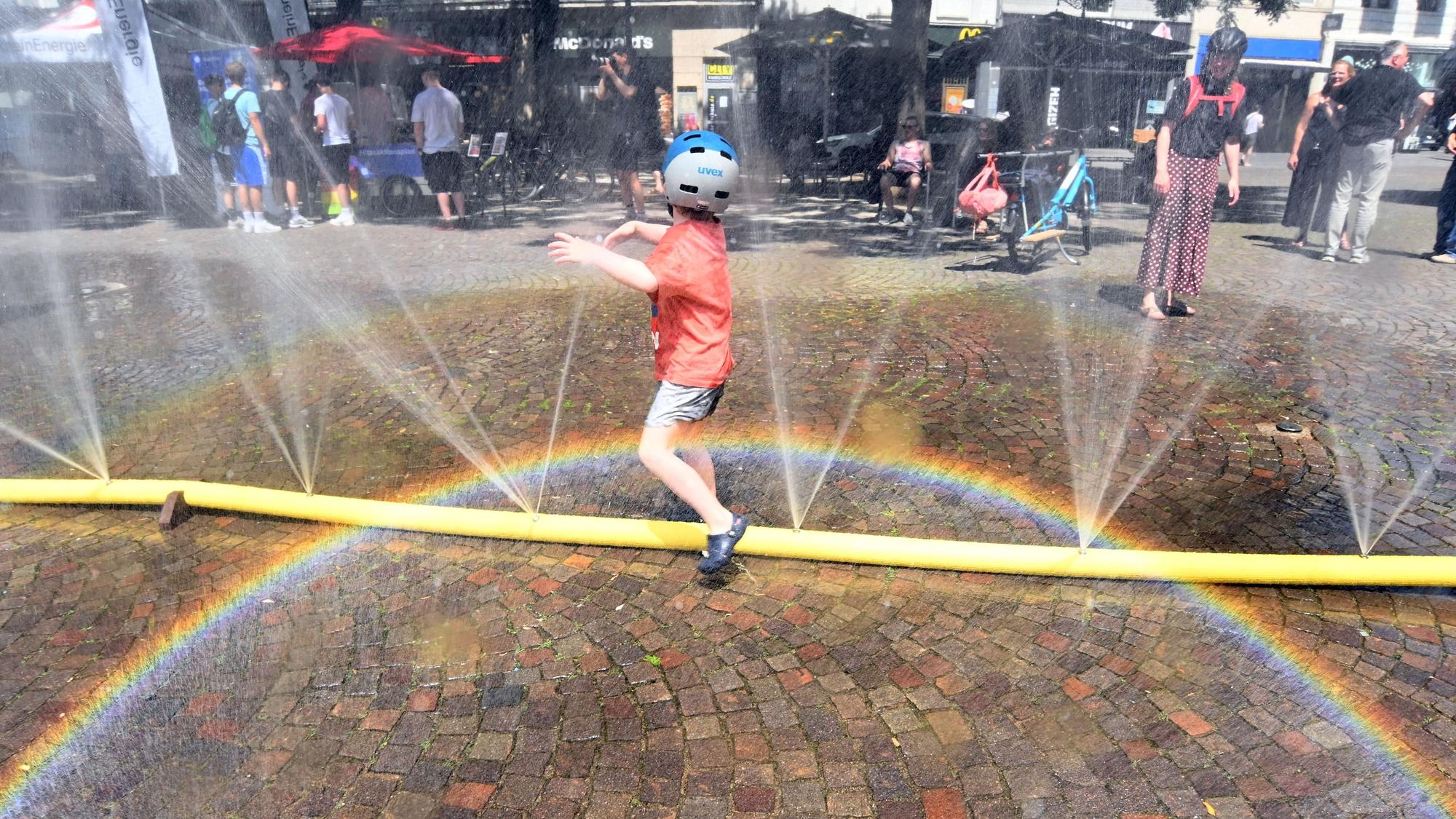 Mit dem Projekt „Cooling Cologne“ will die Stadt Köln Kölner Hotspots erfrischen, indem ein Wassernebel gegen die Sommerhitze eingesetzt wird. (Archivbild)