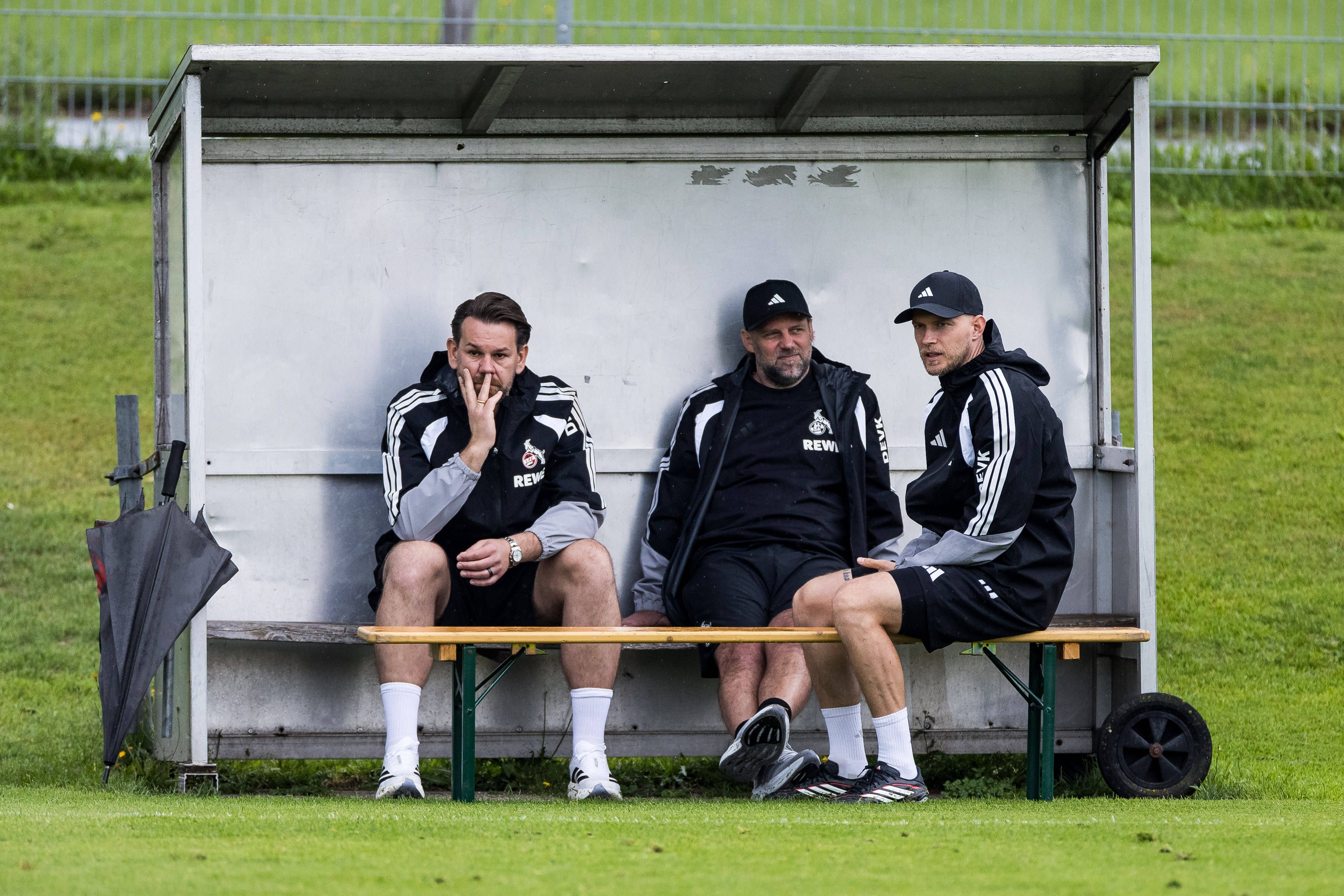 Sportchef Thomas Kessler, Kaderplaner Tim Steidten Director und Cheftrainer René Wagner stehen auch im Trainingslager in Kitzbühel ständig im Austausch.