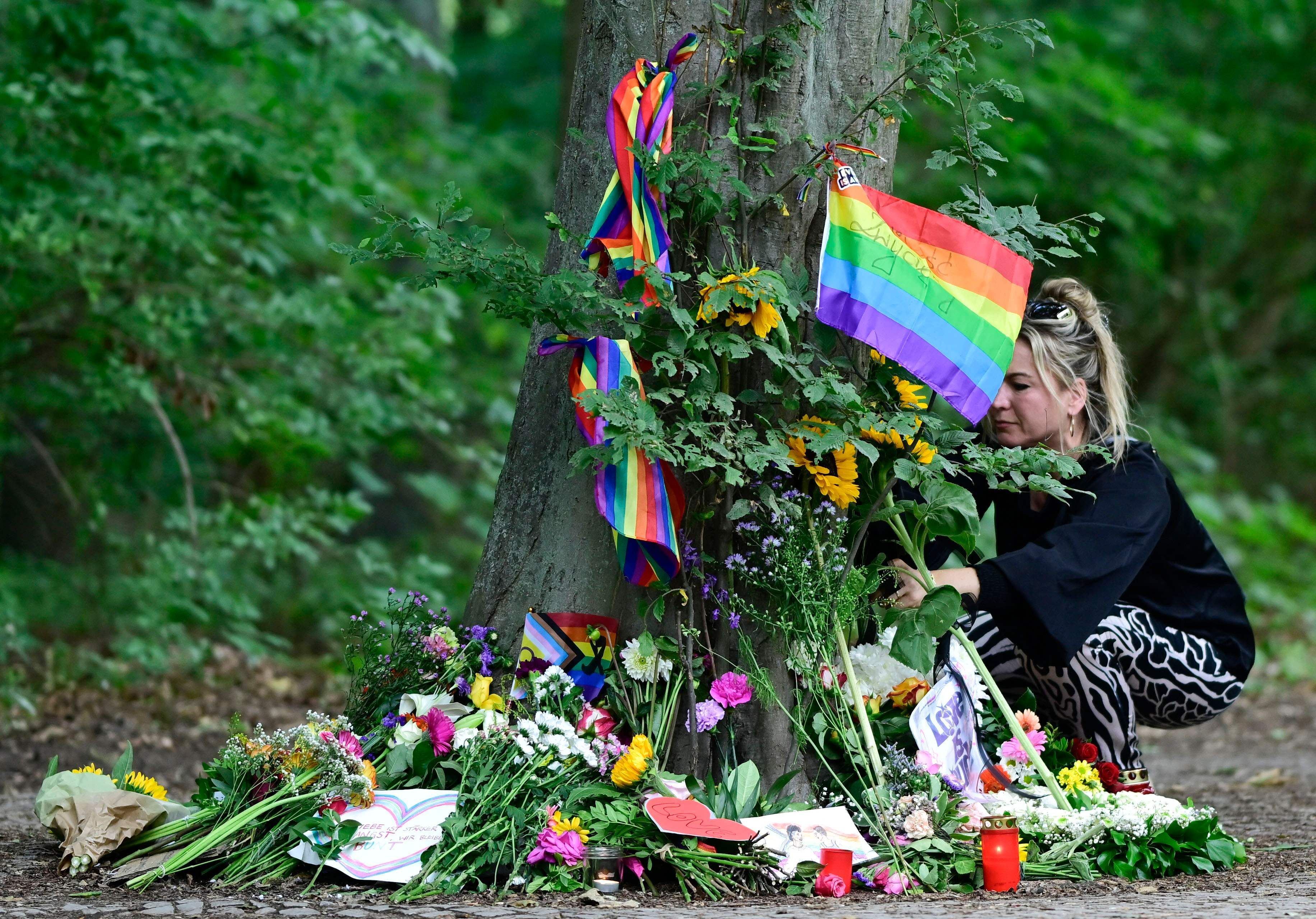 Trauer nach dem Anschlag am Rande des CSD in Berlin