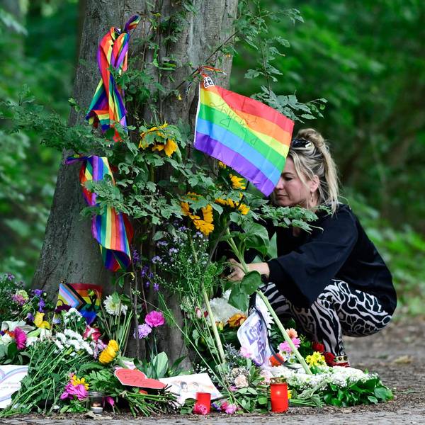 Trauer nach dem Anschlag am Rande des CSD in Berlin