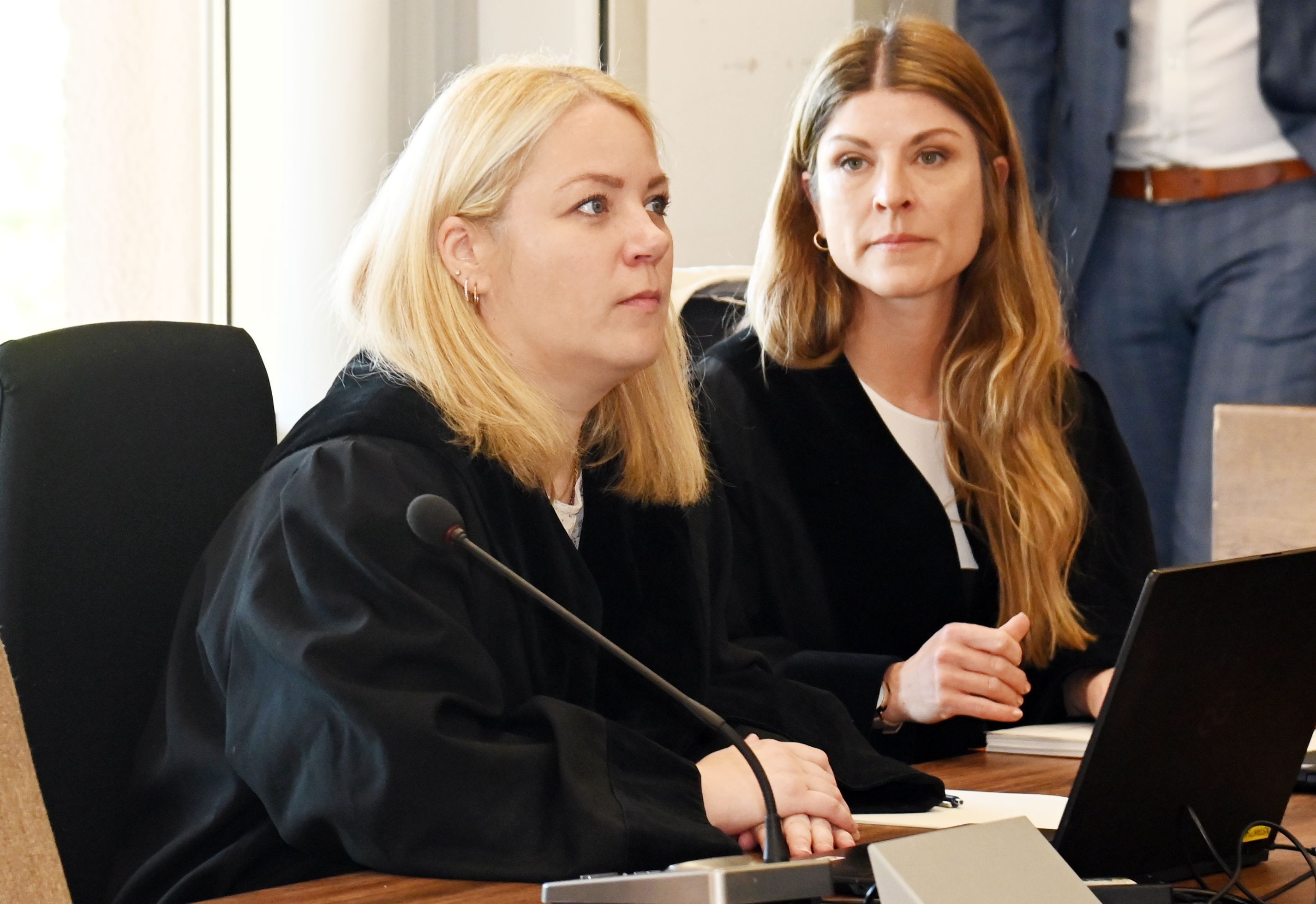 Staatsanwältin Charlotte de Brito (r., daneben ihre Kollegin Sabrina Heimers) vetritt in beiden Rockerverfahren die Anklagebehörde.