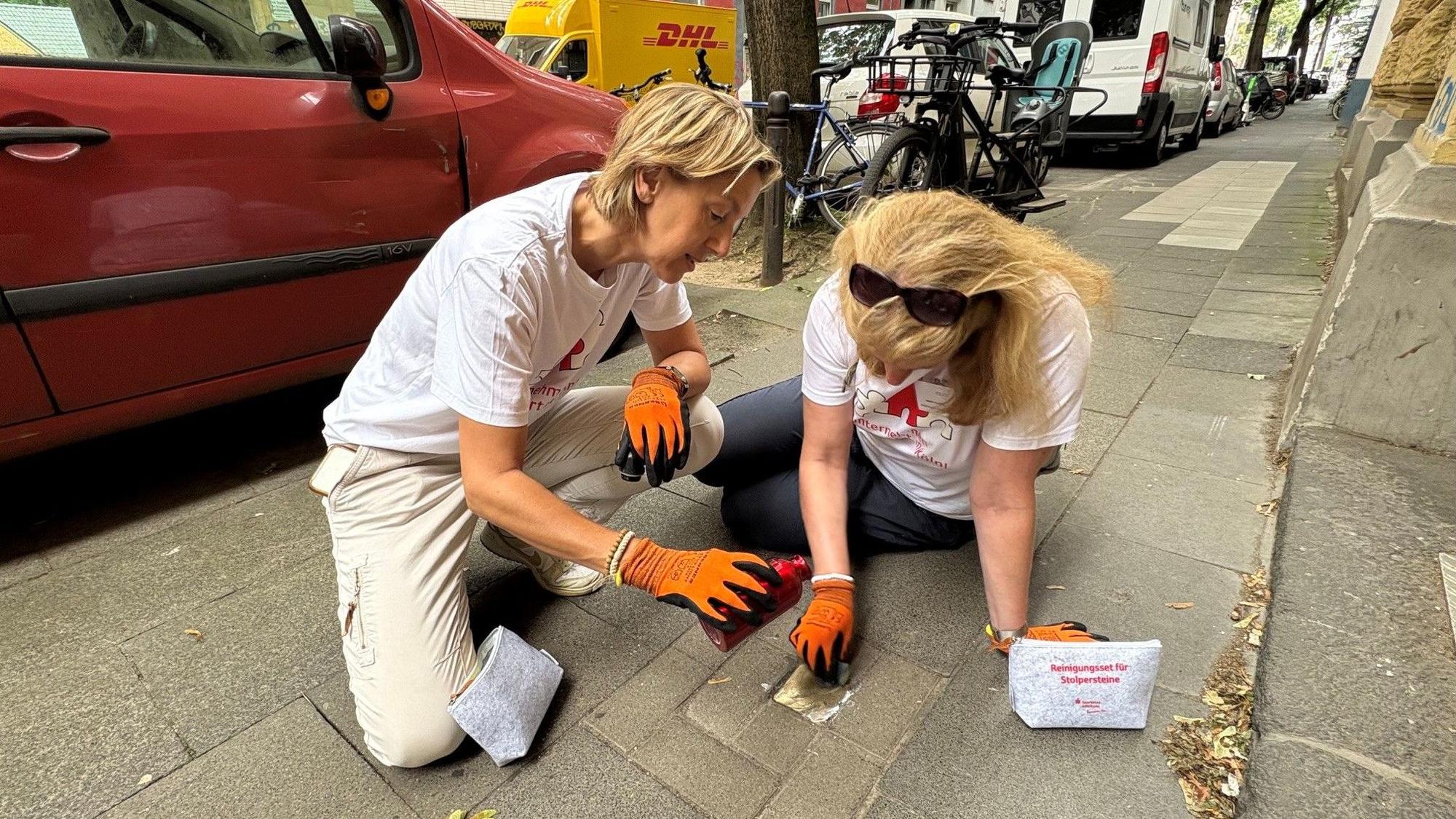 Zuletzt engagierte sich die Belegschaft bei der Reinigung von Stolpersteinen.