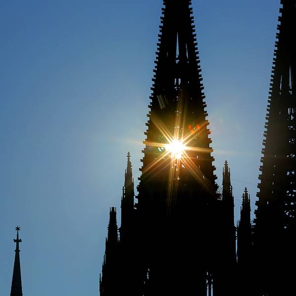 Sonnenstrahlen dringen durch den Nordturm des Kölner Doms. In den kommenden Tagen wird es erneut heiß im Rheinland. (Archivbild)