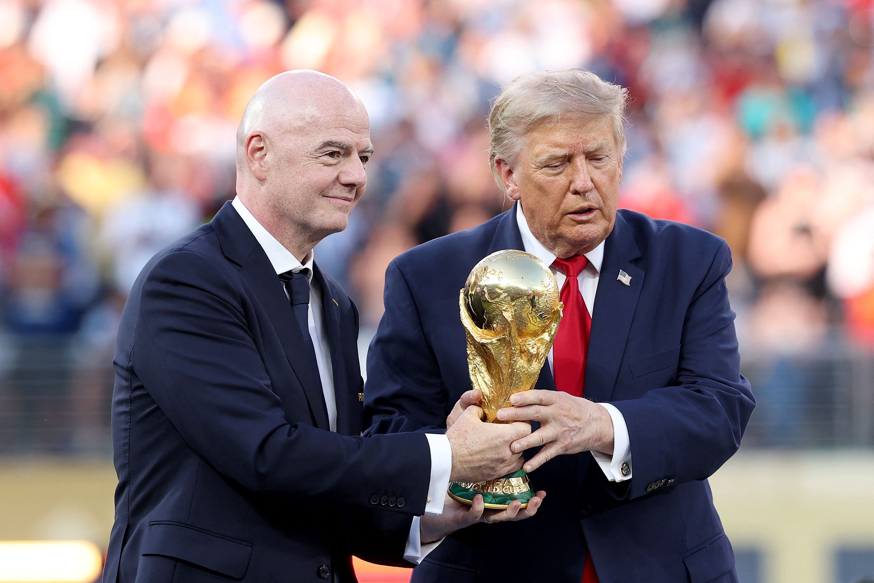 US-Präsident Donald Trump und Fifa-Präsident Gianni Infantino (l.) posieren mit dem WM-Pokal.